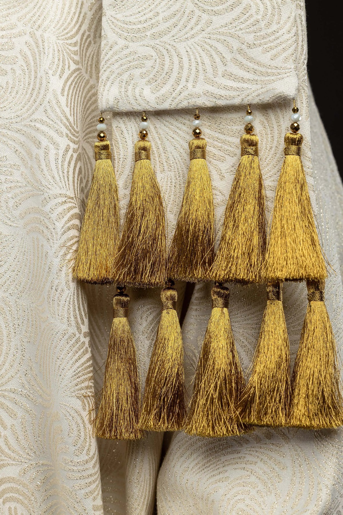 Marfil casulla para Pascua con piedras naturales, borlas doradas y tejido jacquard, detalle
