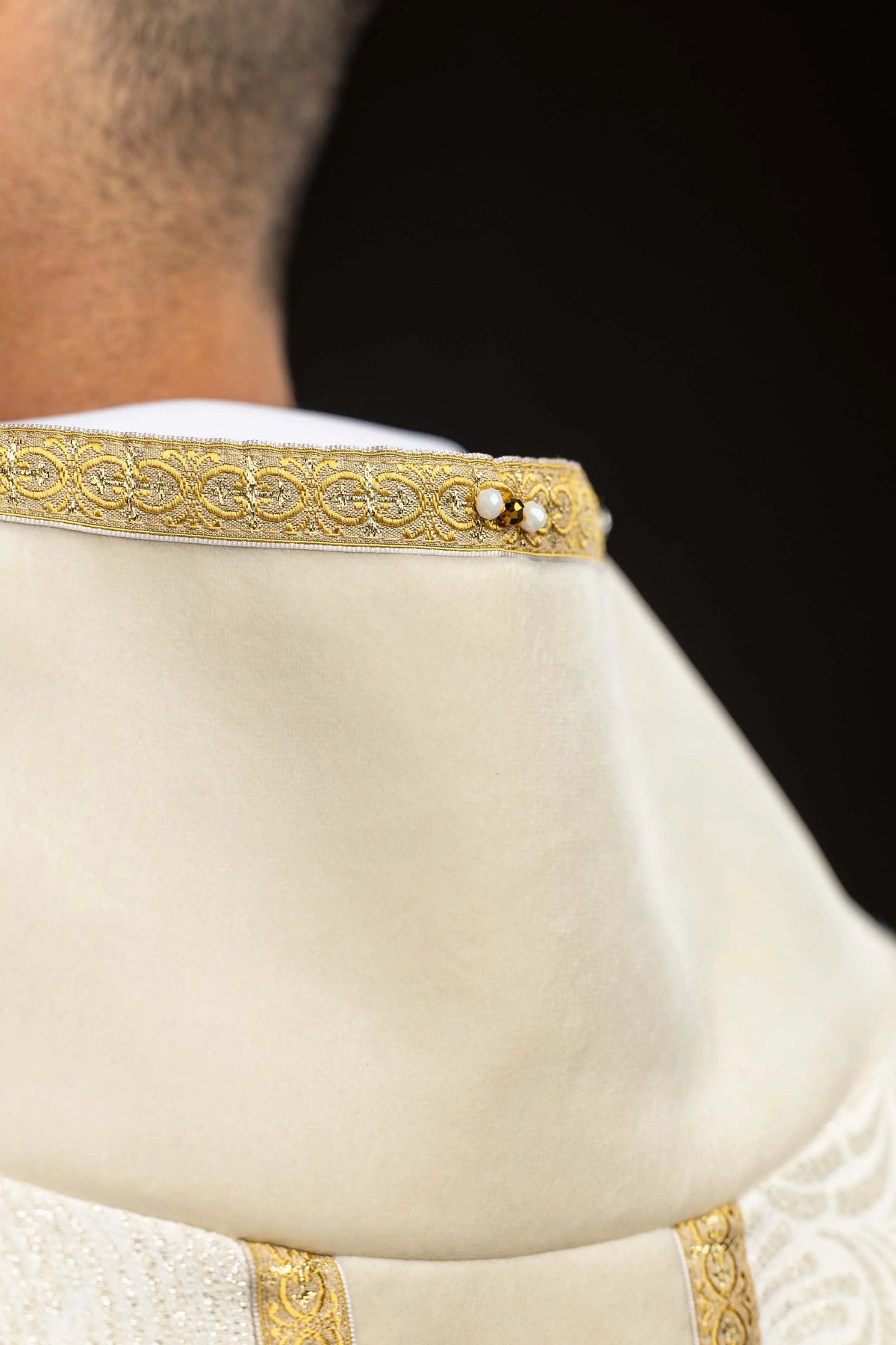 Marfil casulla para Pascua con piedras naturales y galón central dorado, detalle del cuello