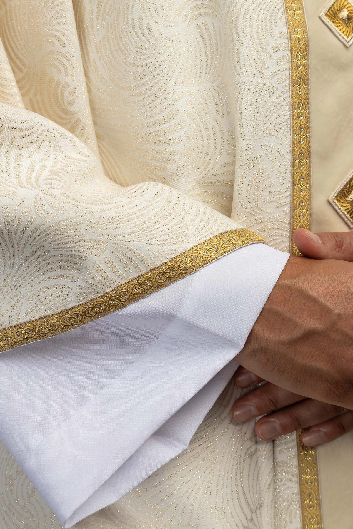 Marfil casulla con tejido jacquard y galón central, detalle del borde