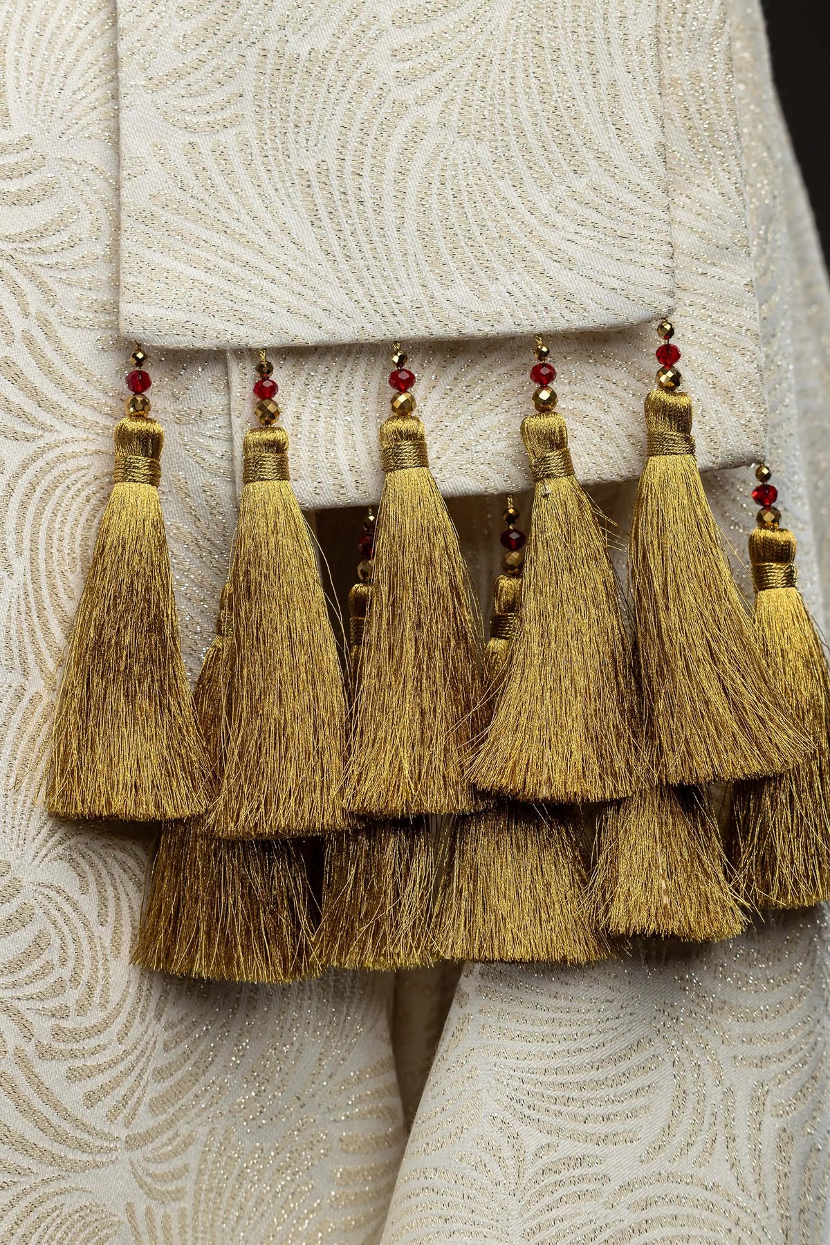 Marfil casulla para Pascua con cruz bordada y piedras naturales, borlas doradas