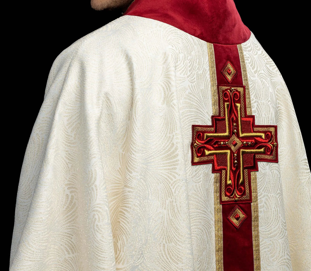 Marfil casulla para Pascua con cruz bordada y piedras naturales, vista posterior