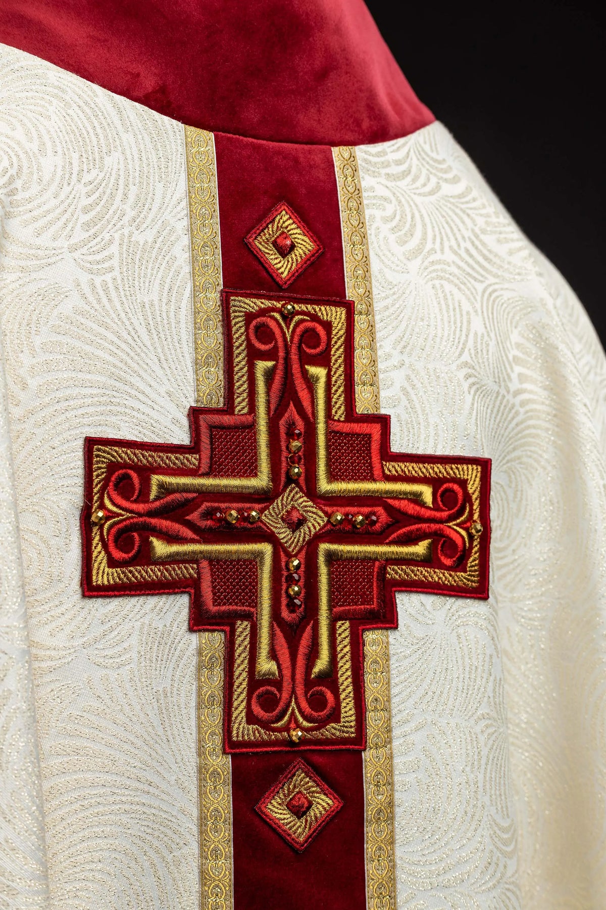 Marfil casulla para Pascua con cruz bordada y piedras naturales, cruz frontal en detalle