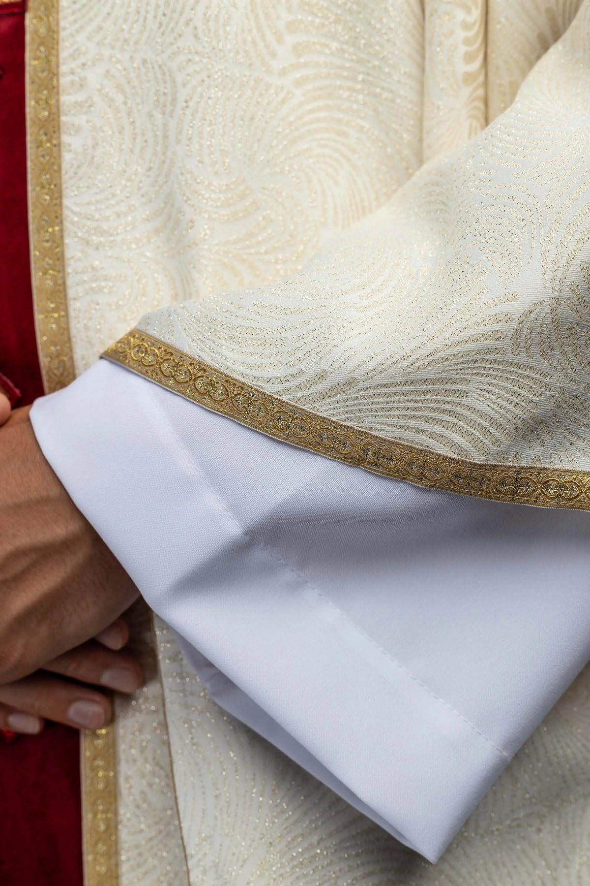 Marfil casulla con tejido jacquard, detalle del galón central