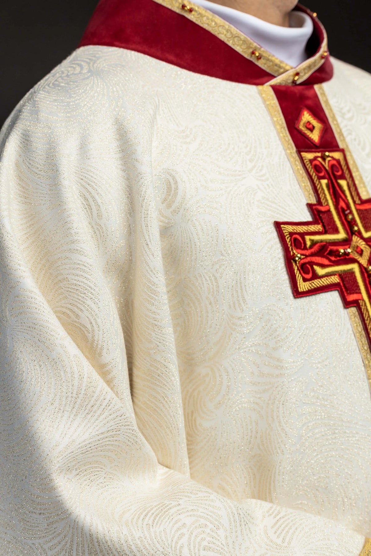 Marfil casulla con cruz bordada, detalle del tejido jacquard