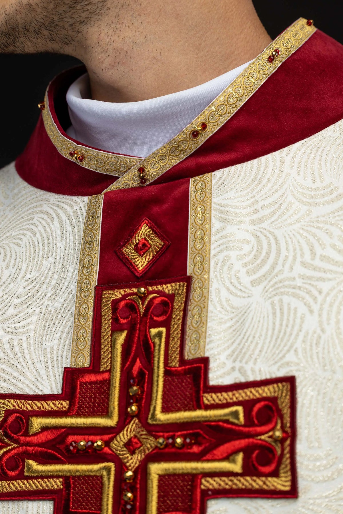Marfil casulla con cruz bordada, detalle del cuello