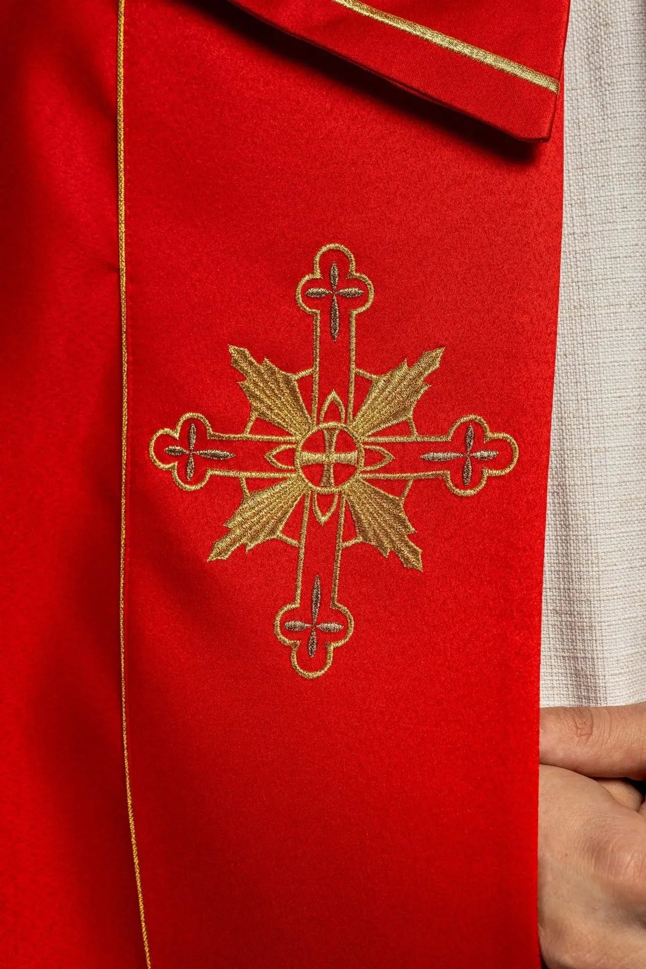 Capa eucarística con monograma IHS roja