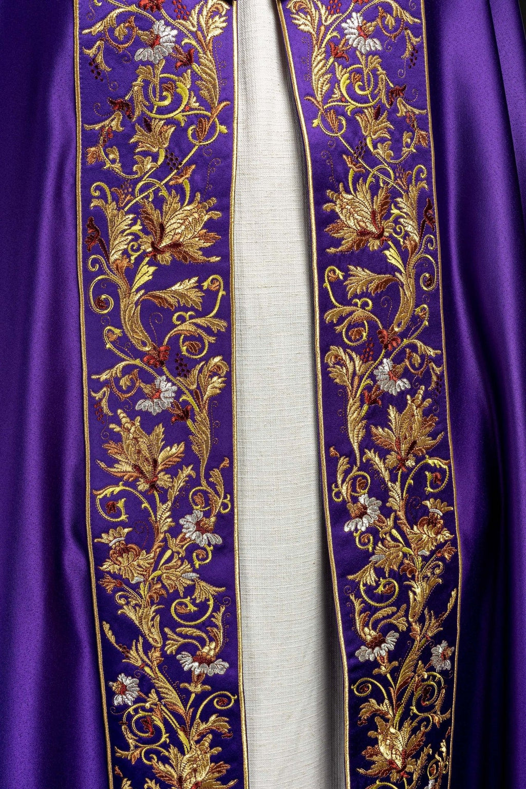 Kapa eucharystyczna z bogato zdobionym monogramem w kolorze fioletowym