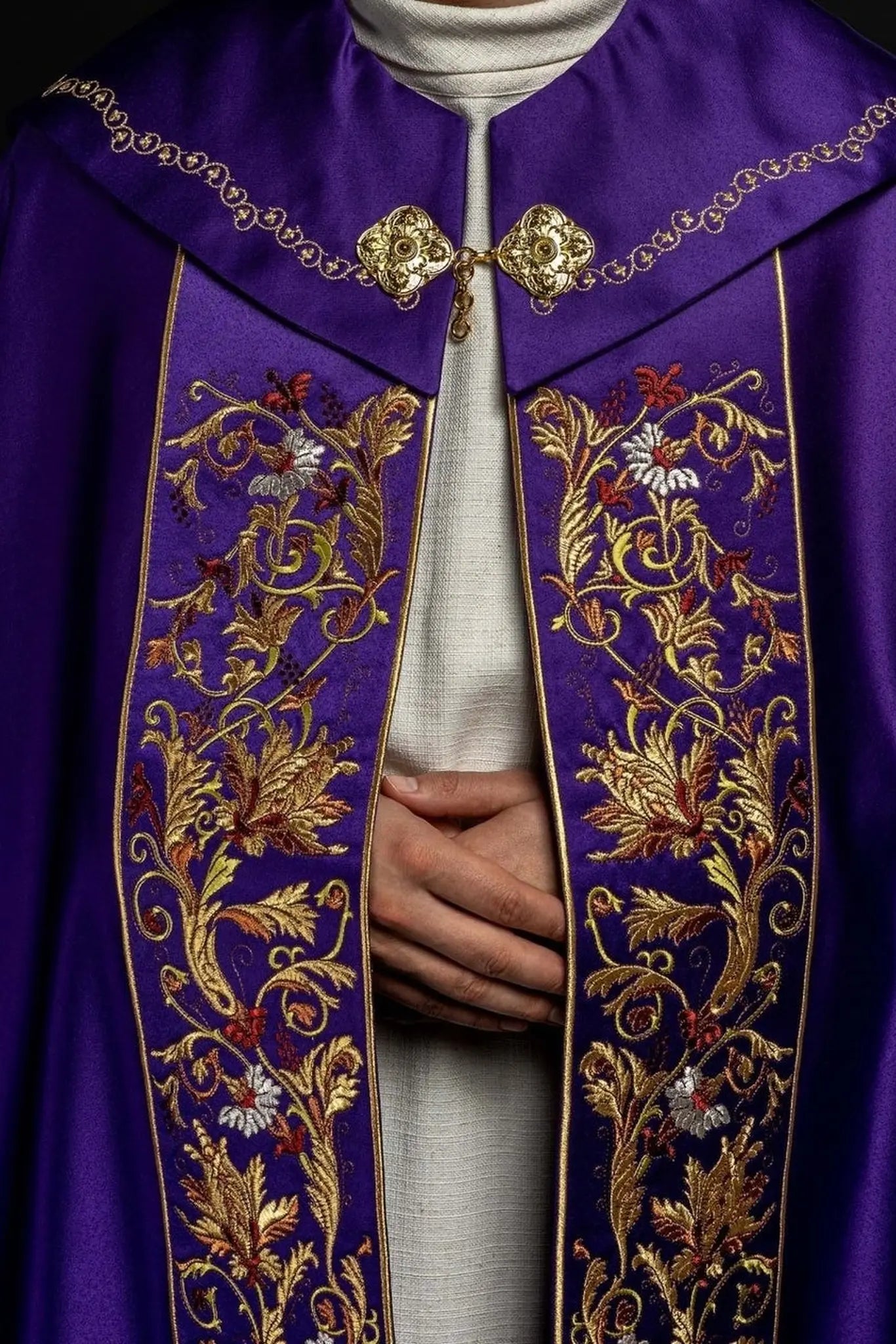 Capa eucarística con monograma ricamente decorado en púrpura