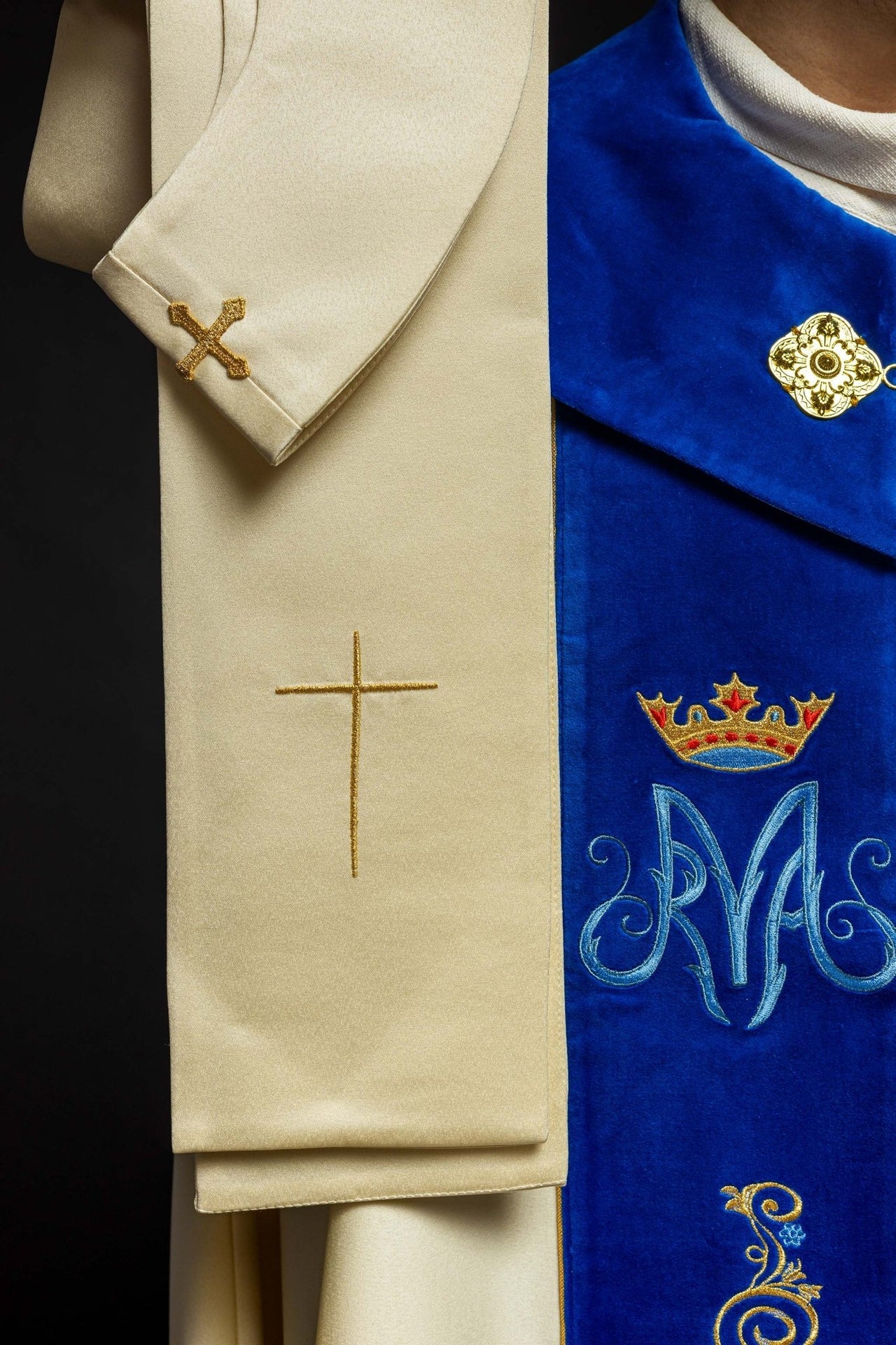 Kapa haftowana Maryjna z aksamitem ecru