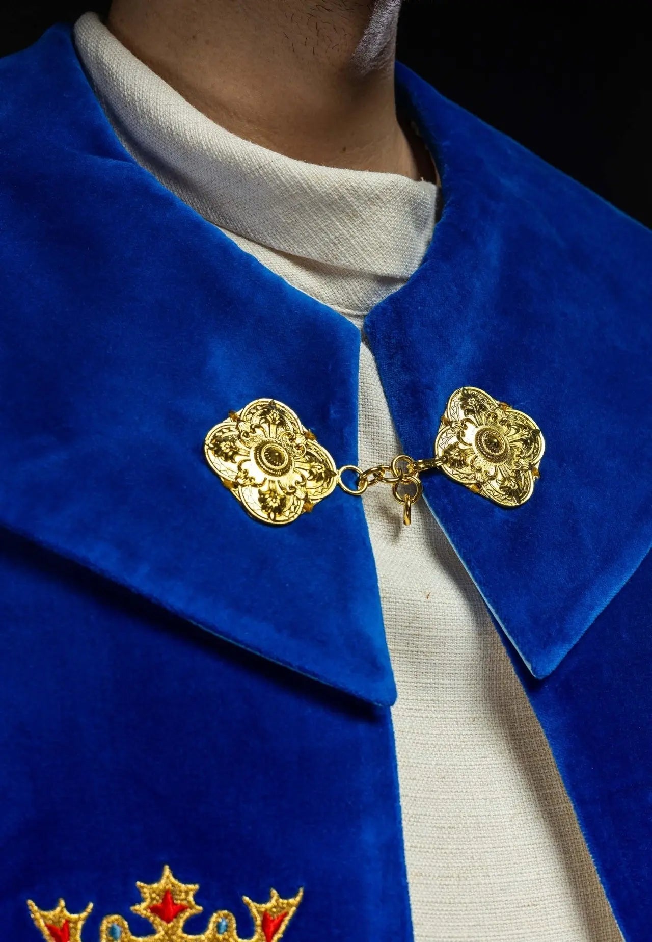 Capa mariana bordada con terciopelo ecru