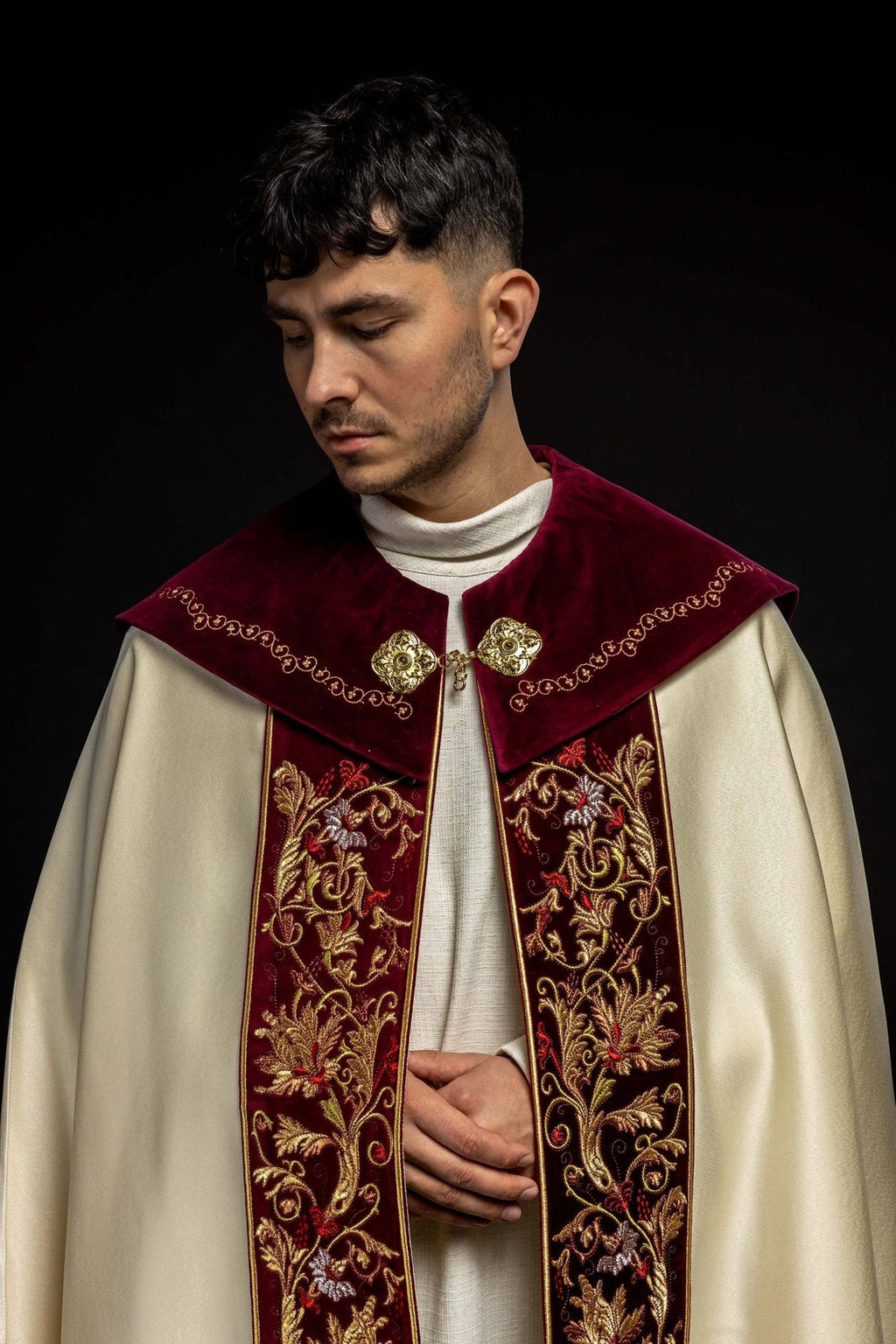 Kapa haftowana na aksamicie IHS ecru