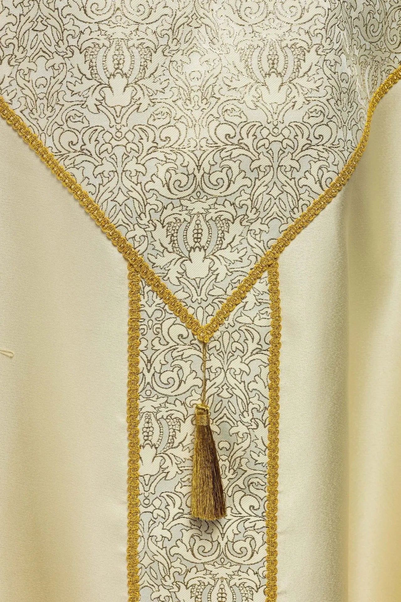 Embroidered Bedspread Decorated with Ecru Jacquard Fabric