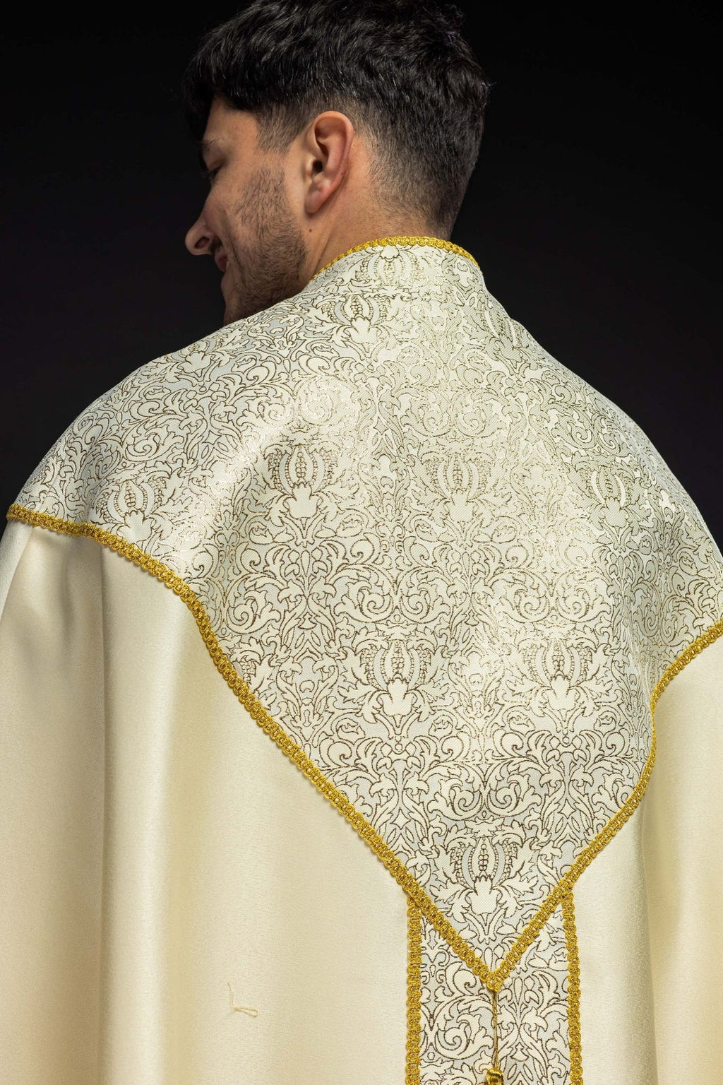 Kapa haftowana ozdobiona tkanina żakardowa ecru