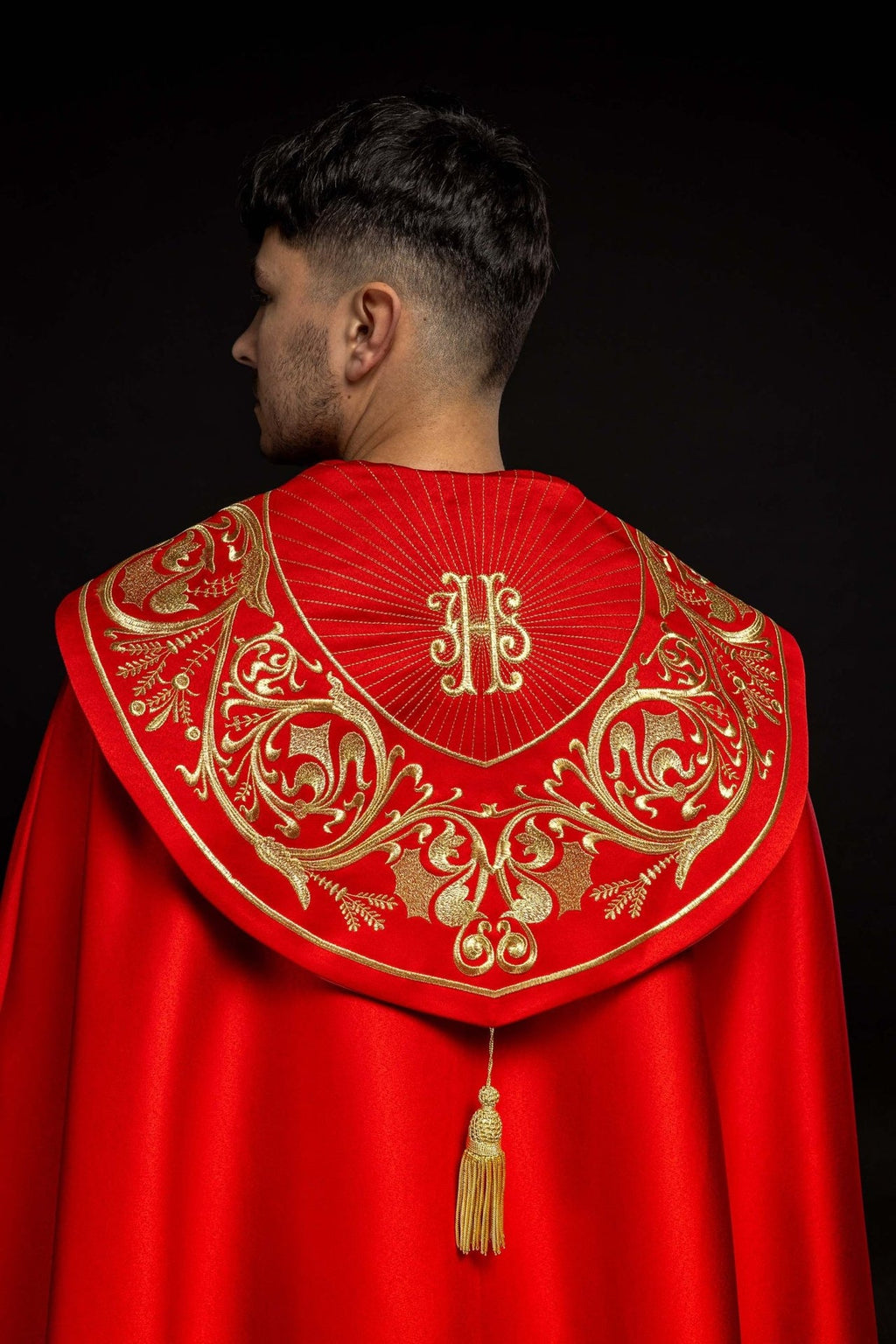 Kapa liturgiczna bogato haftowana IHS w kolorze czerwonym