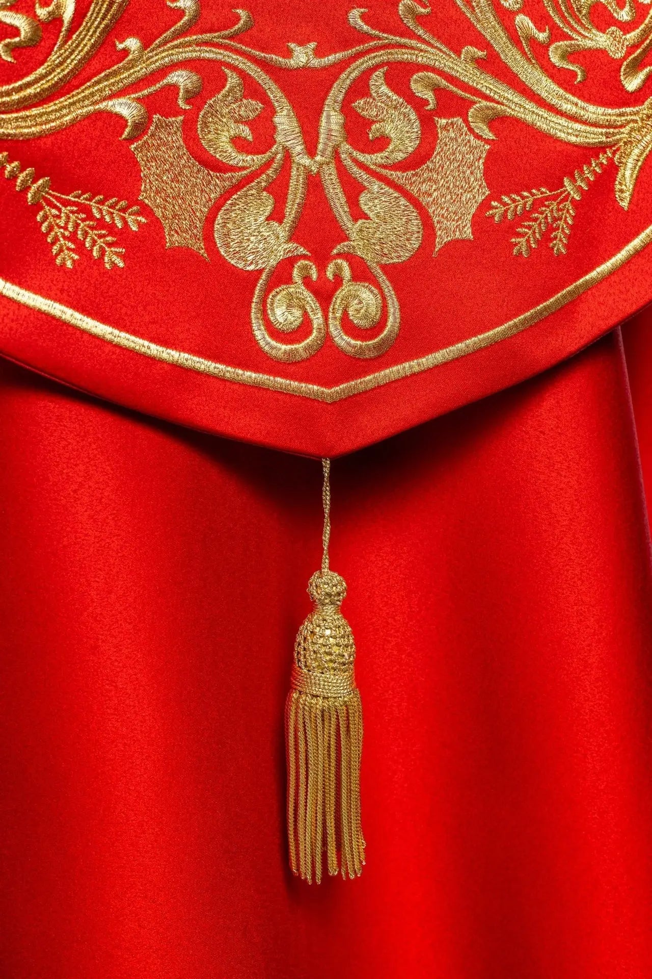 Capa litúrgica ricamente bordada IHS en rojo