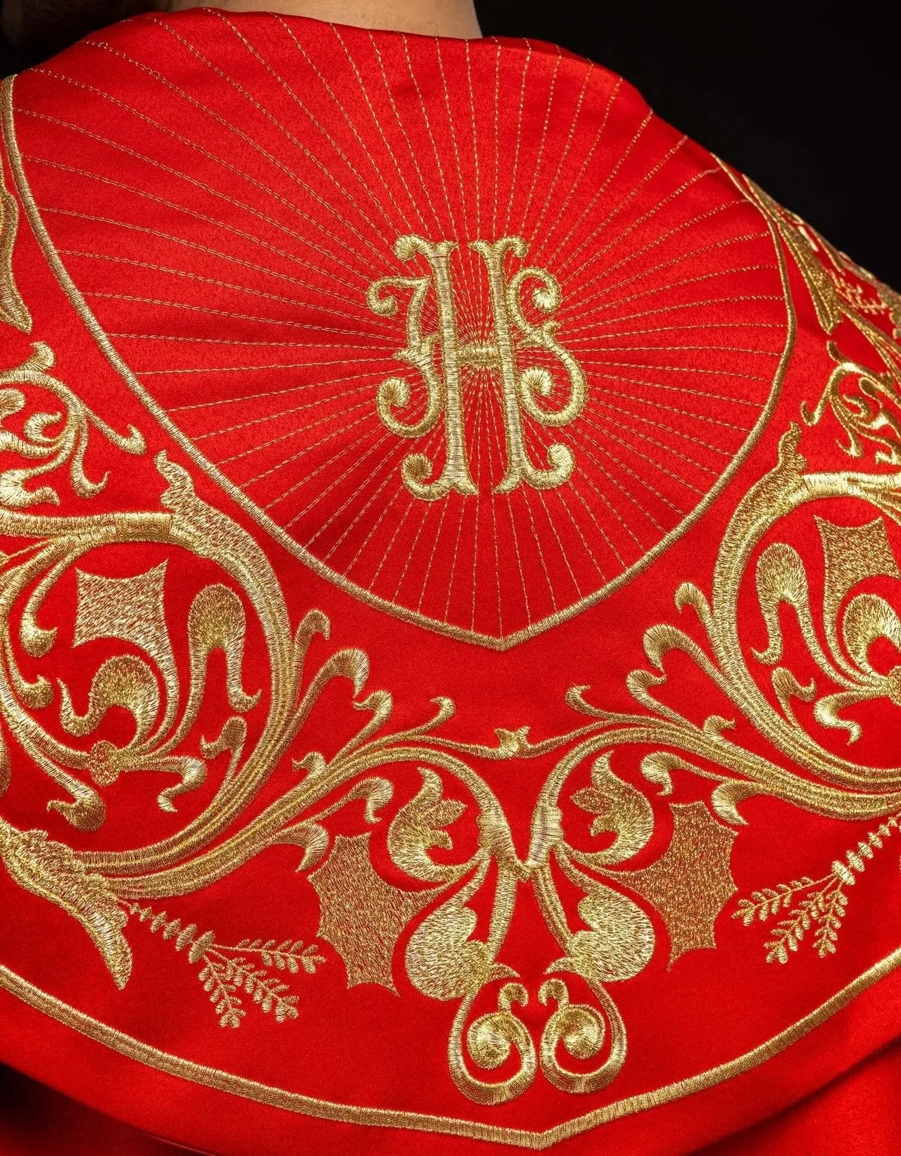 Capa litúrgica ricamente bordada IHS en rojo