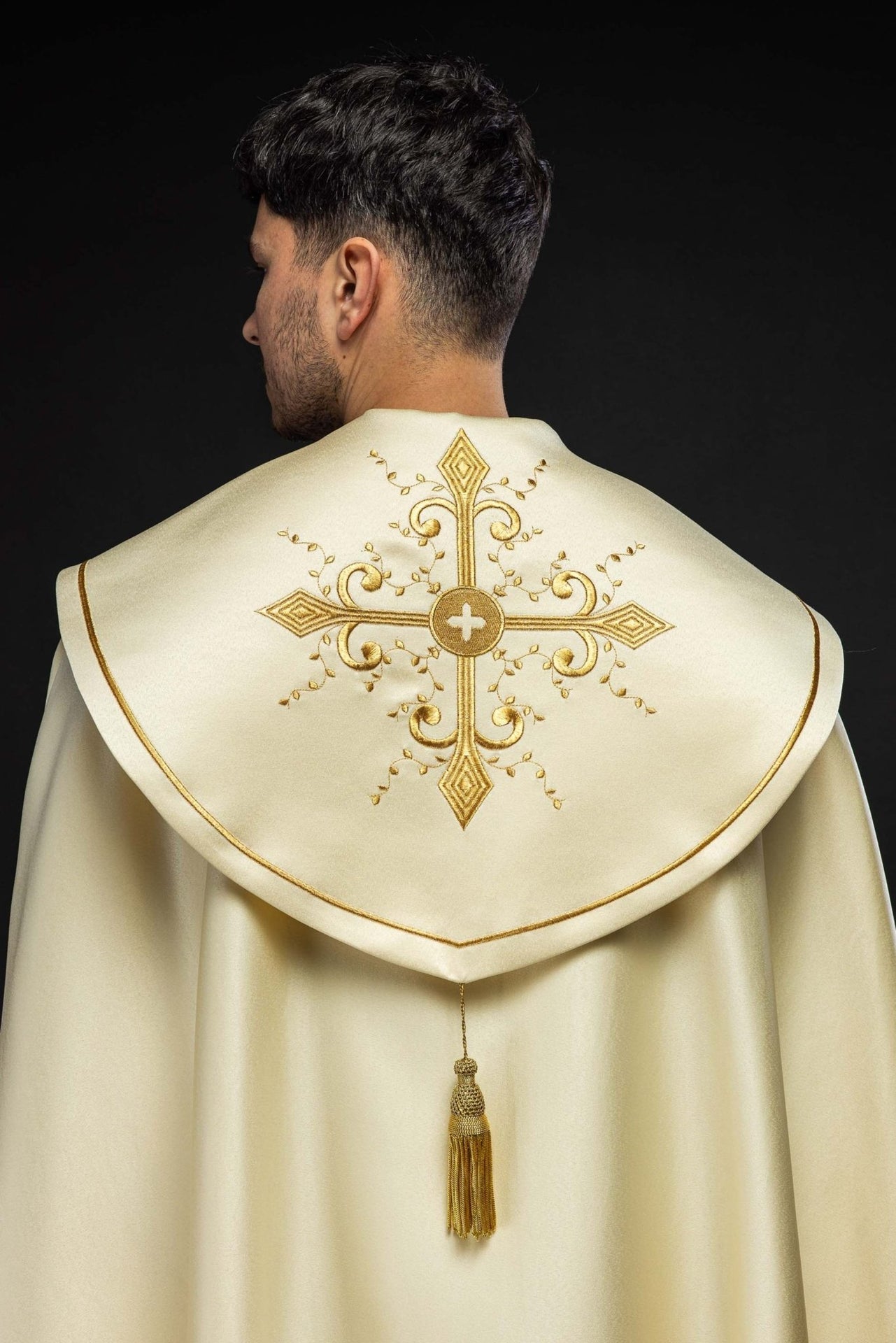 Kapa liturgiczna haftowana ecru