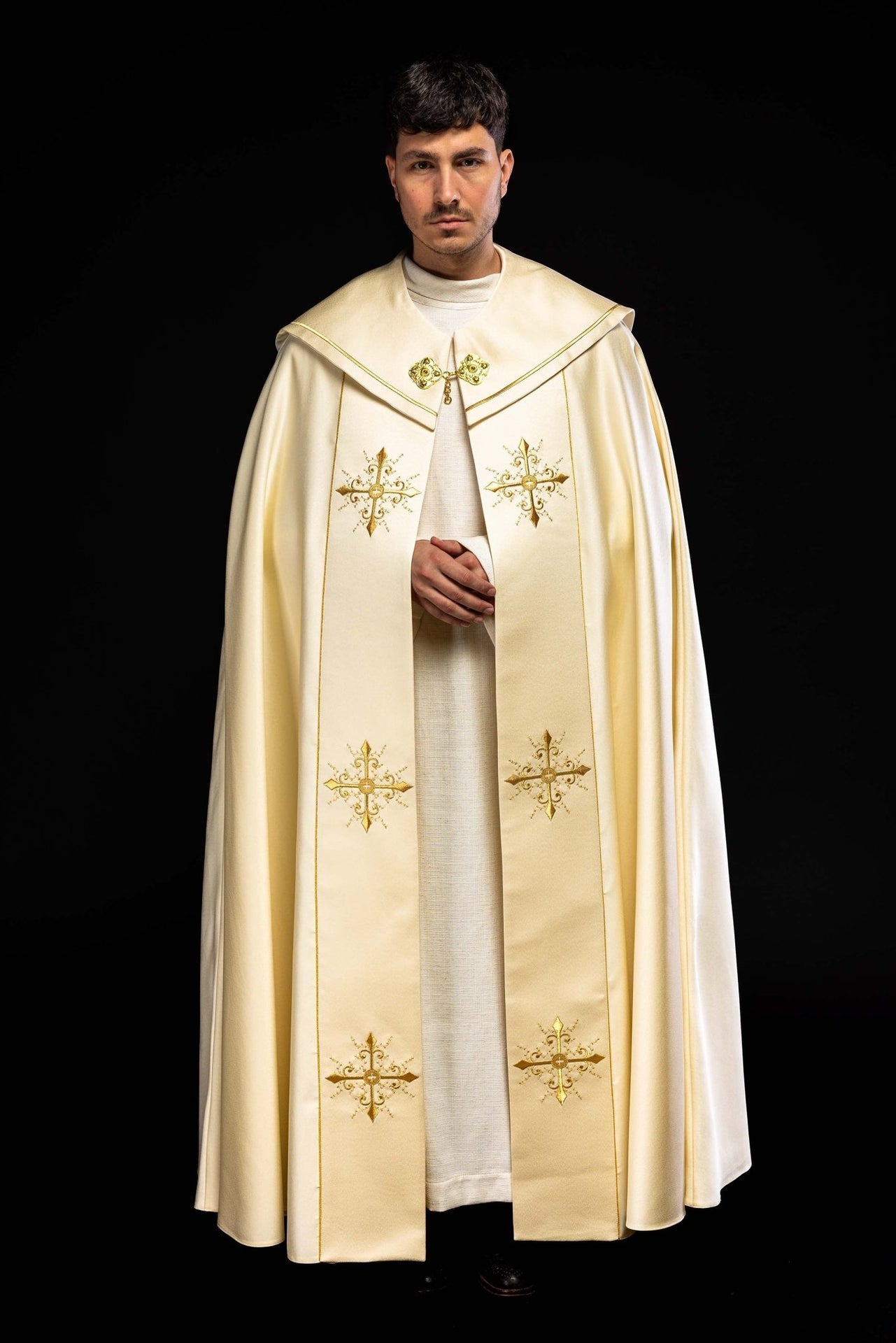 Kapa liturgiczna haftowana ecru