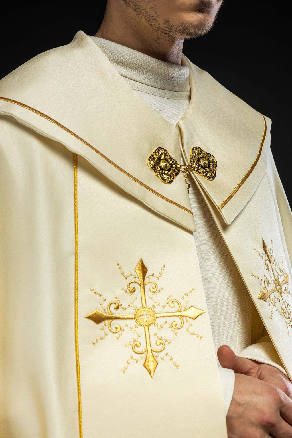 Kapa liturgiczna haftowana ecru