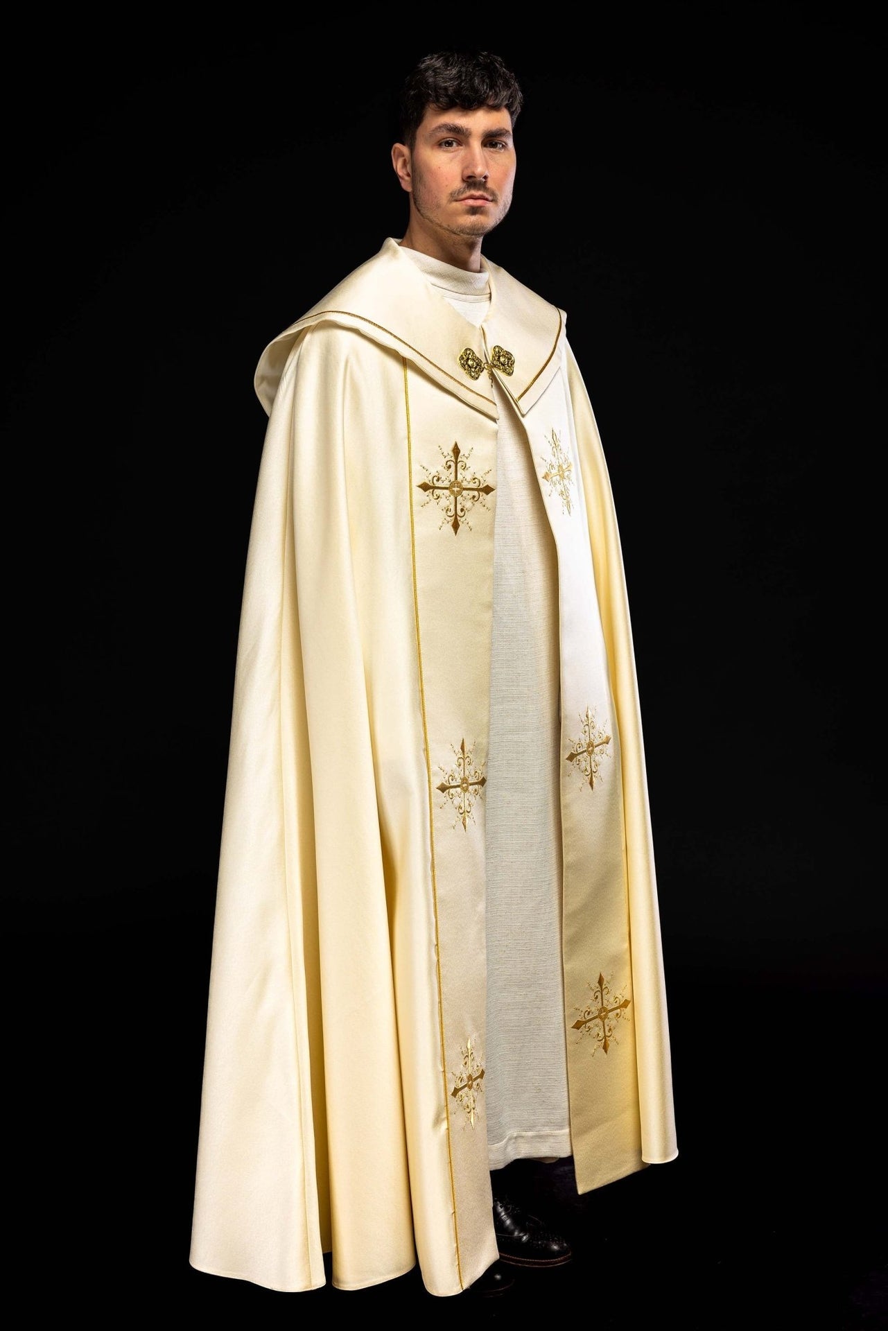 Kapa liturgiczna haftowana ecru