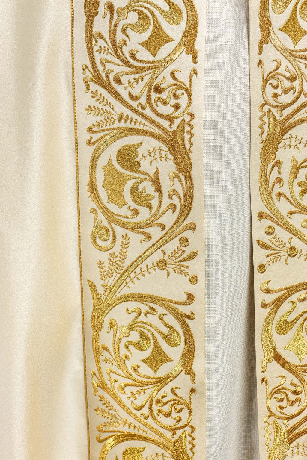 Kapa liturgiczna haftowana IHS ecru