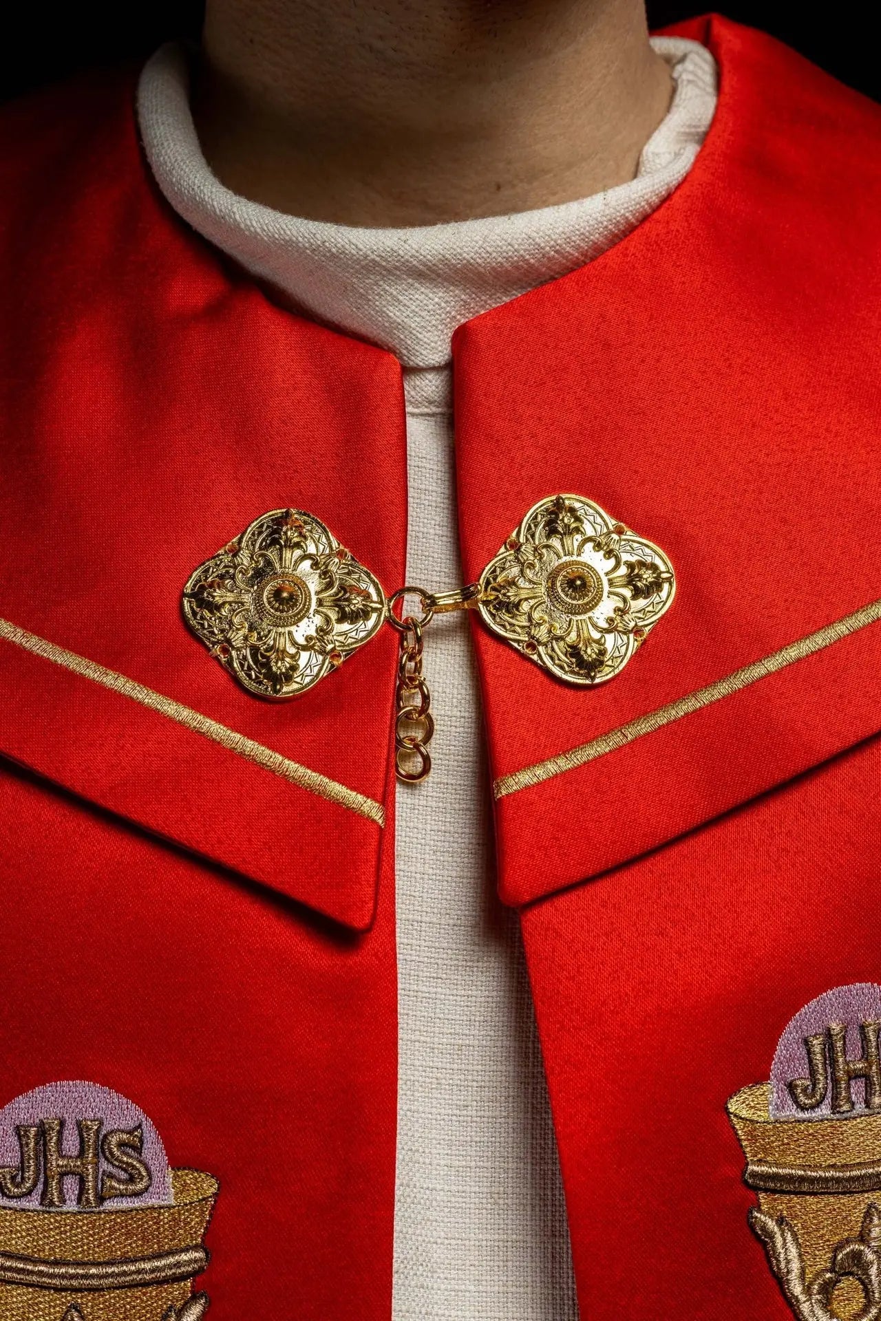 Capilla litúrgica bordada con cáliz e IHS en tono rojo