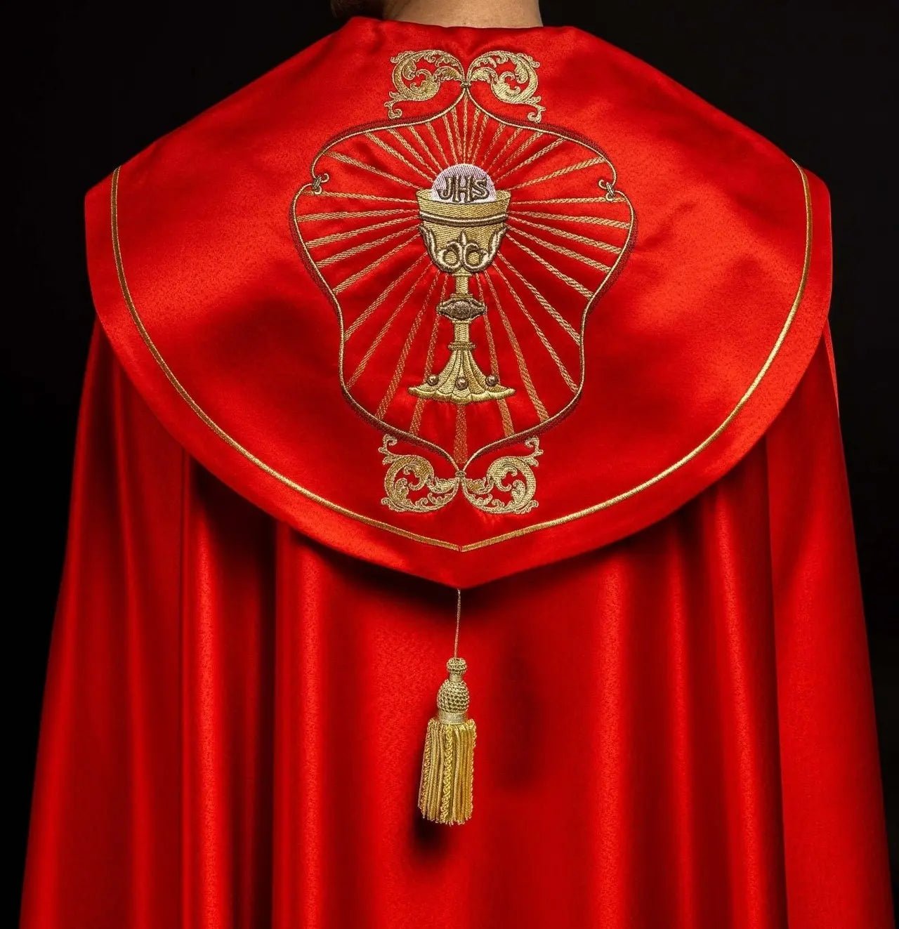 Capilla litúrgica bordada con cáliz e IHS en tono rojo