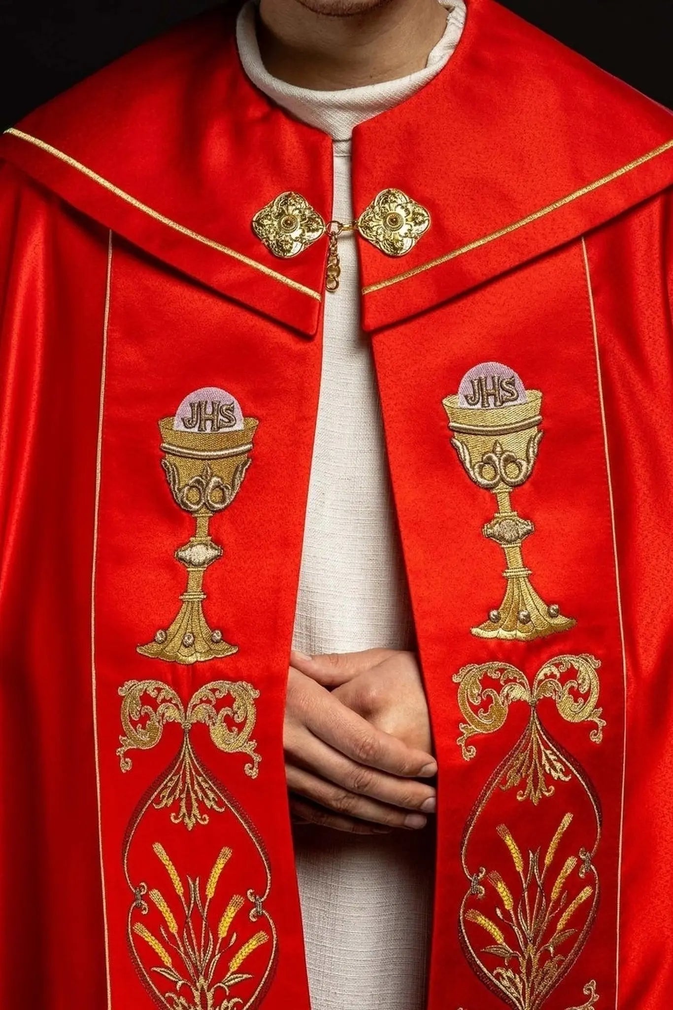 Capilla litúrgica bordada con cáliz e IHS en tono rojo