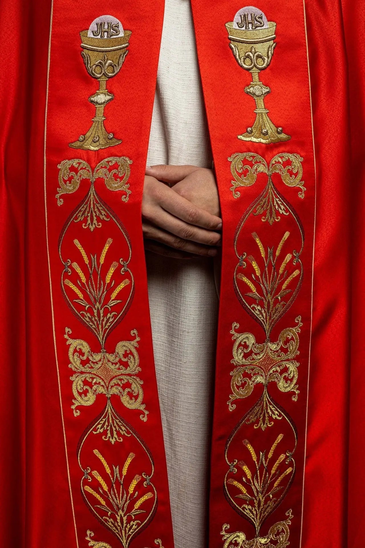 Capilla litúrgica bordada con cáliz e IHS en tono rojo