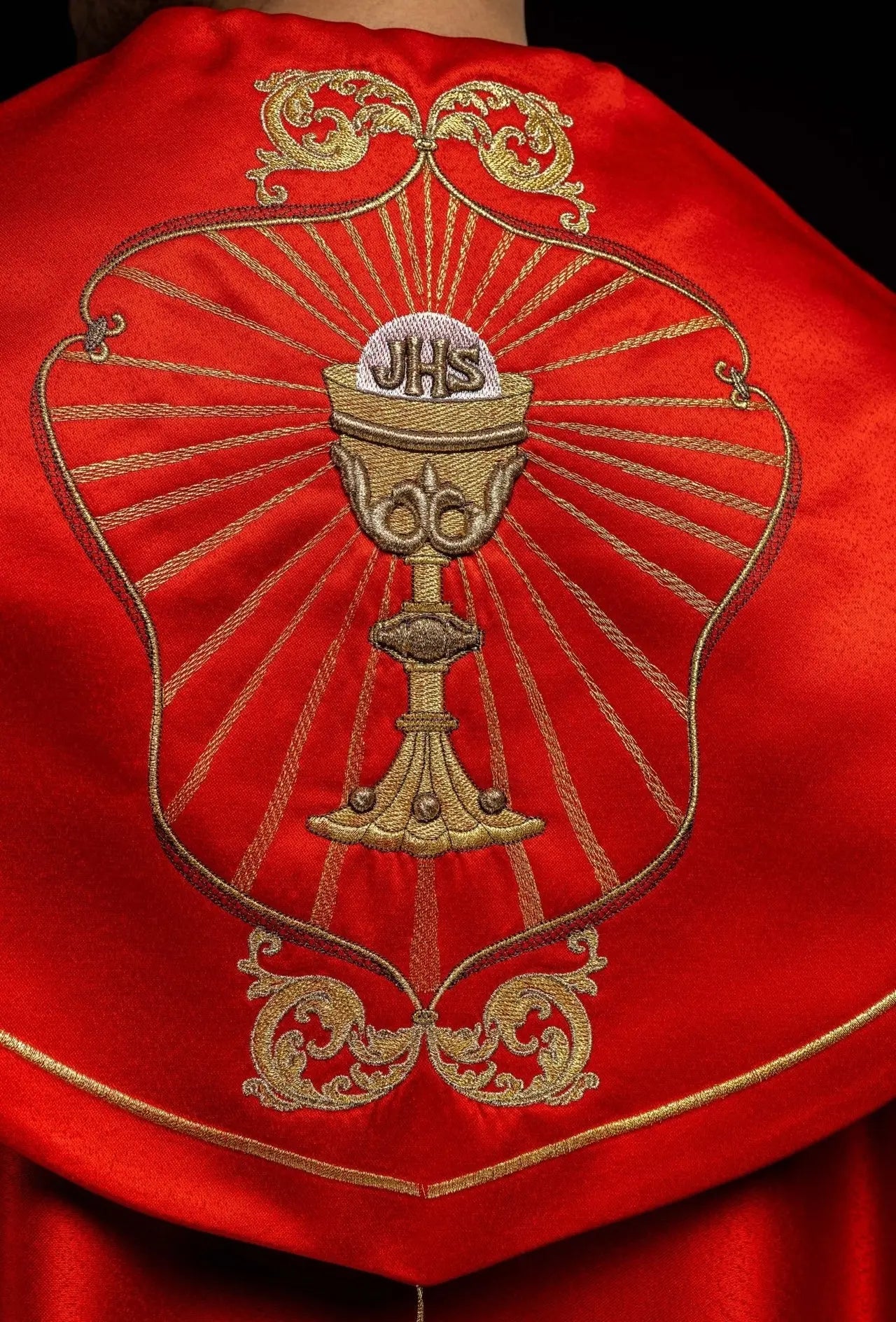 Capilla litúrgica bordada con cáliz e IHS en tono rojo