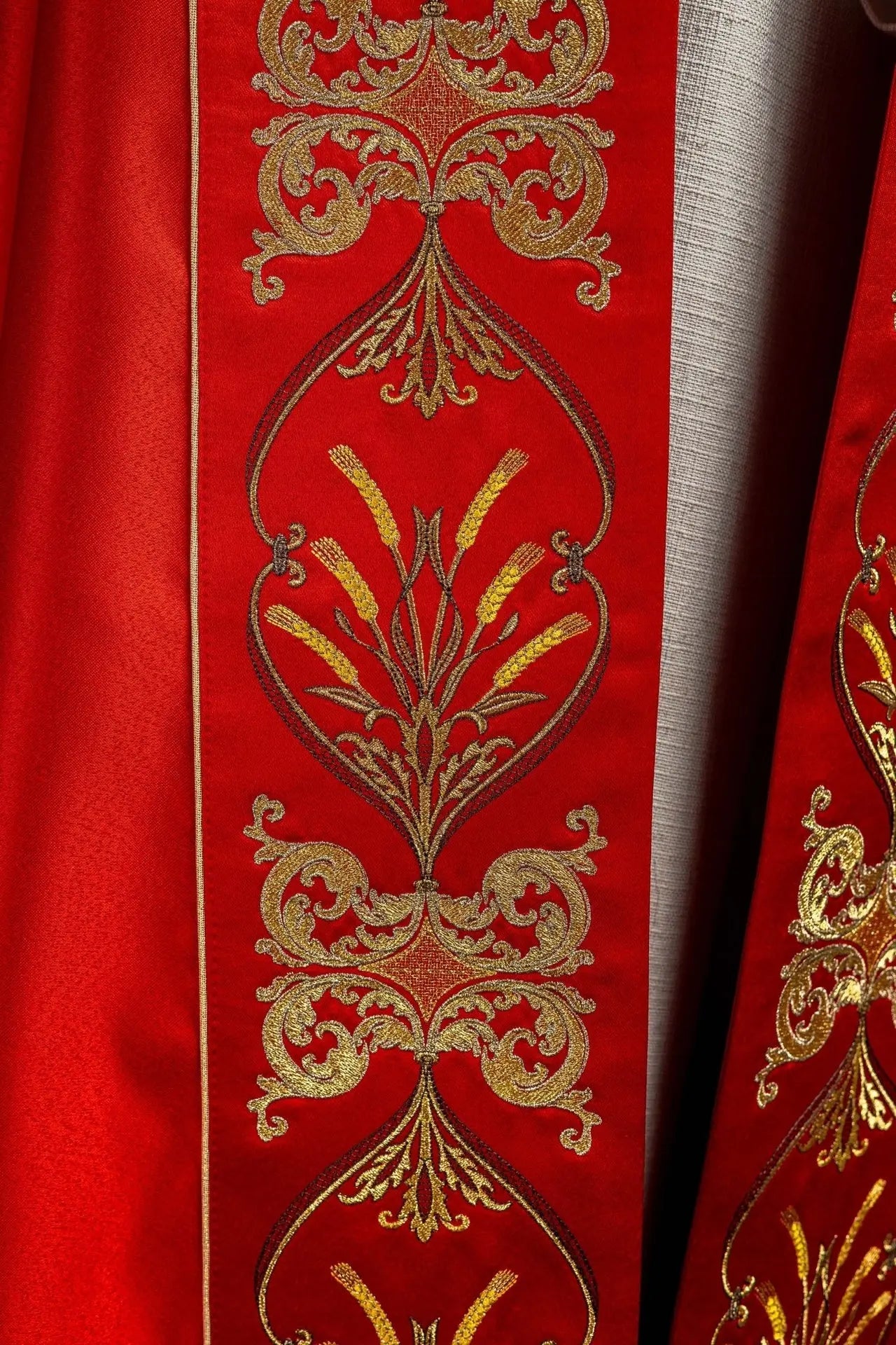 Capilla litúrgica bordada con cáliz e IHS en tono rojo