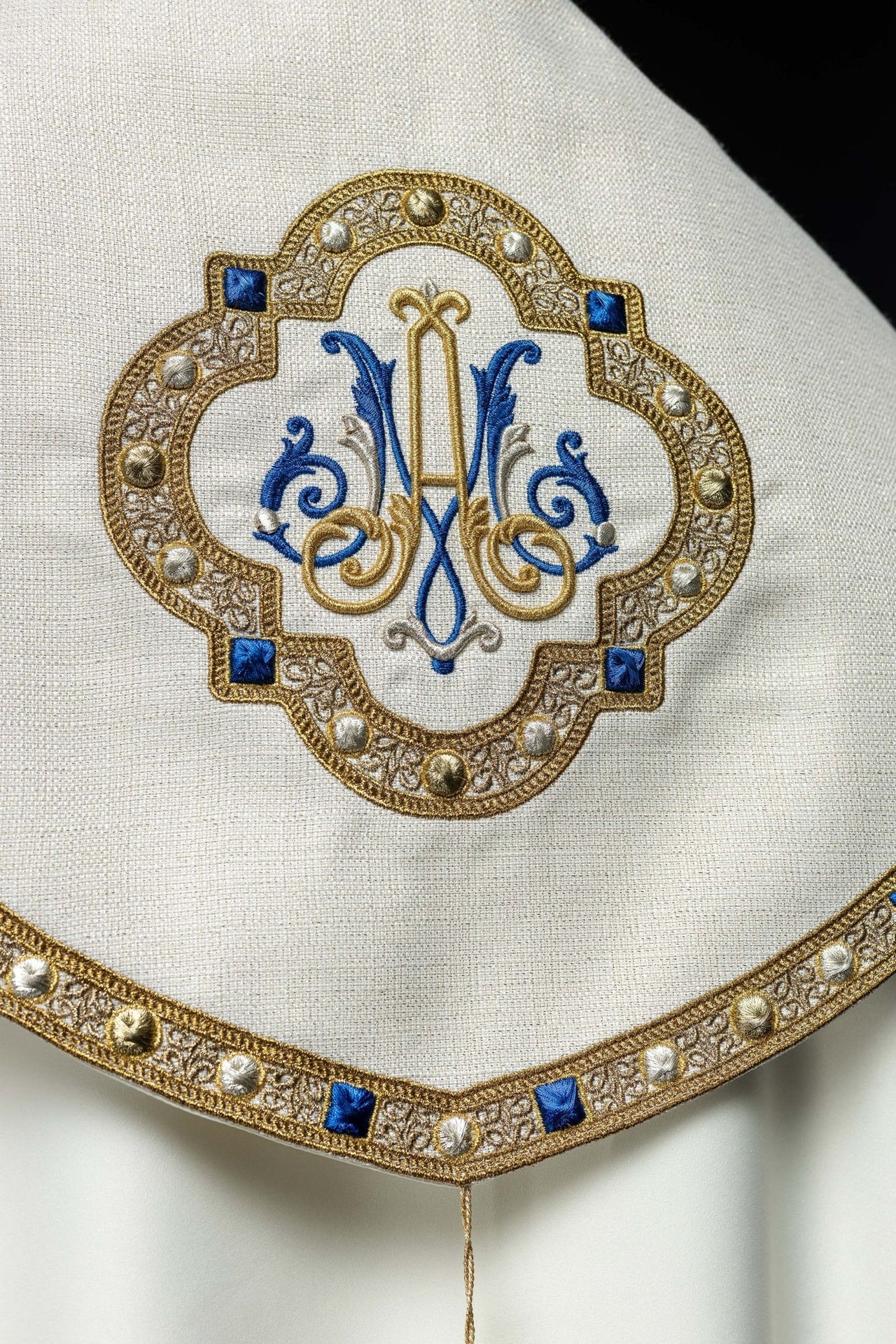 Kapa liturgiczna haftowana z herbem maryjnym