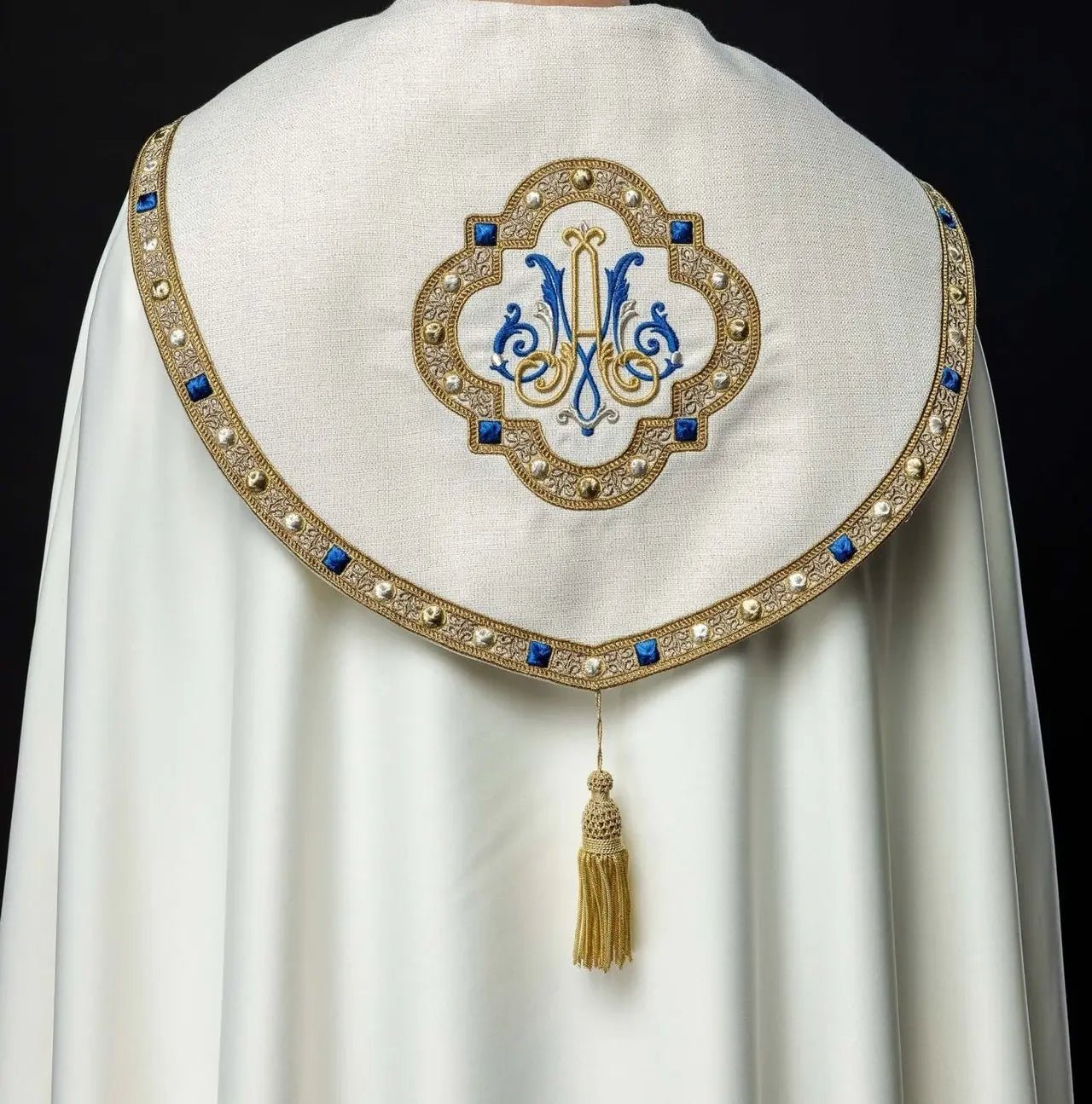 Capa litúrgica con emblema mariano bordado – Ecru
