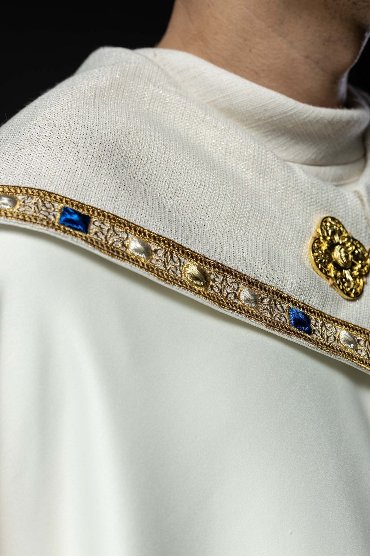 Kapa liturgiczna haftowana z herbem maryjnym