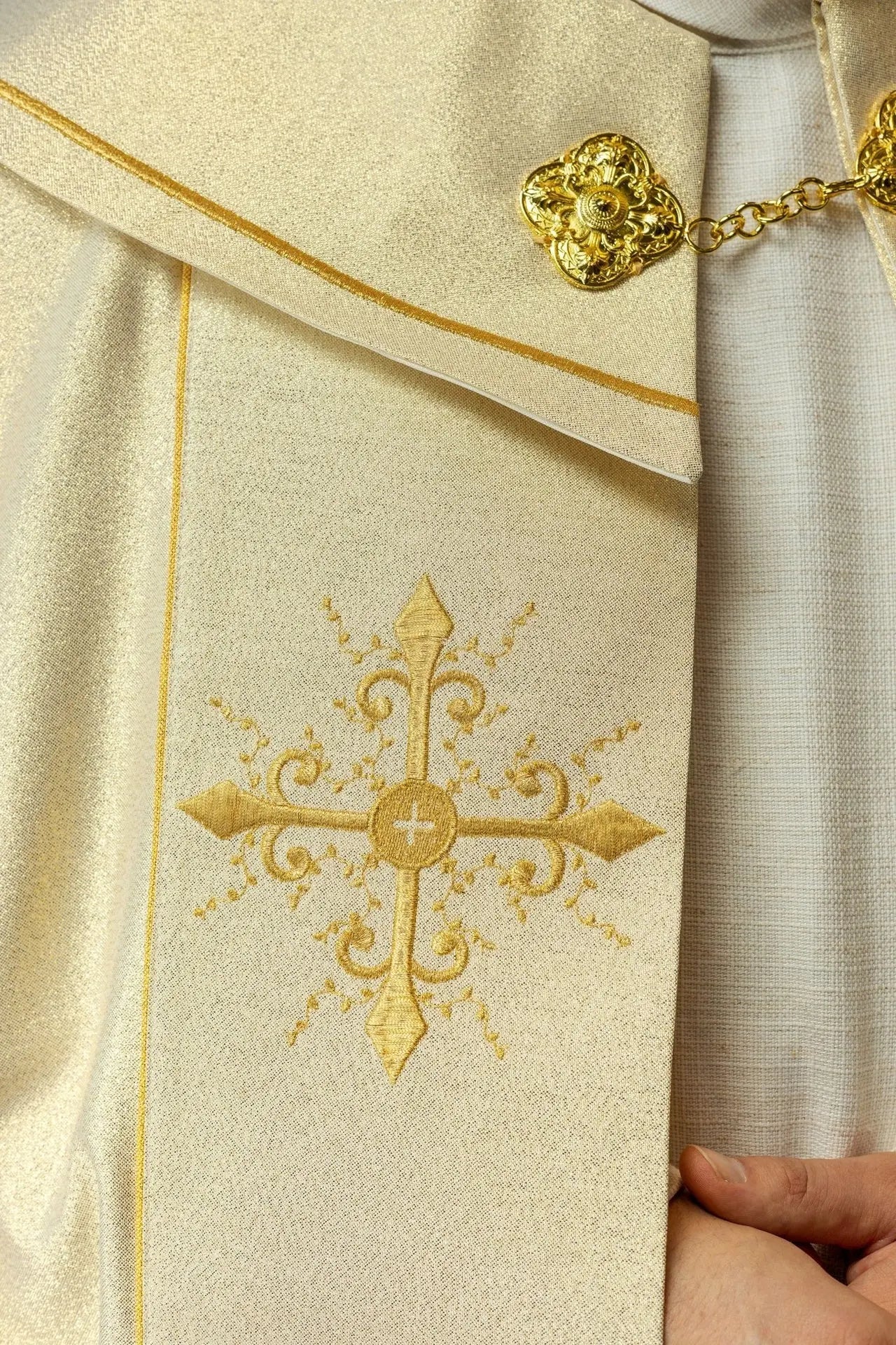 Capa litúrgica bordada en oro