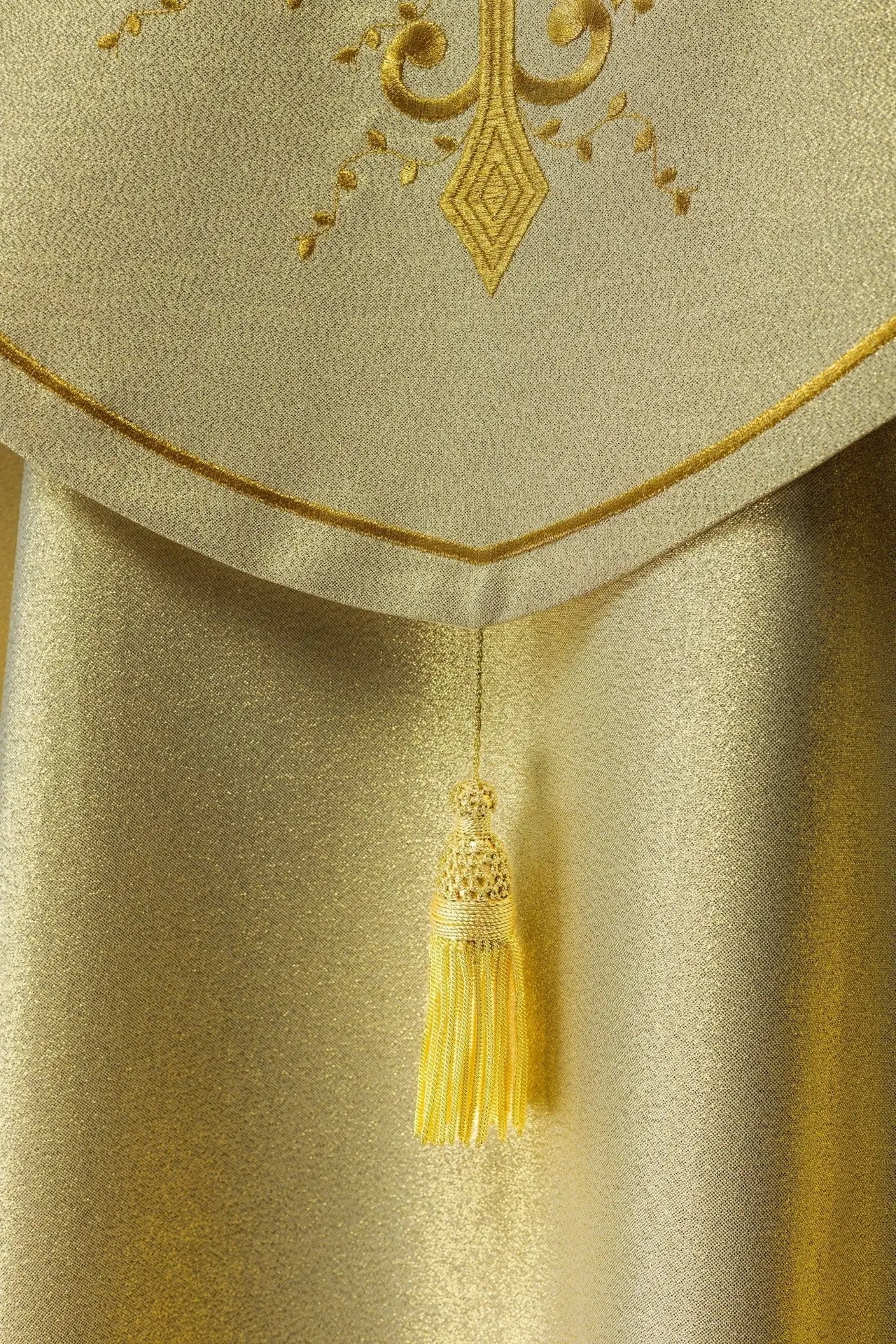 Capa litúrgica bordada en oro