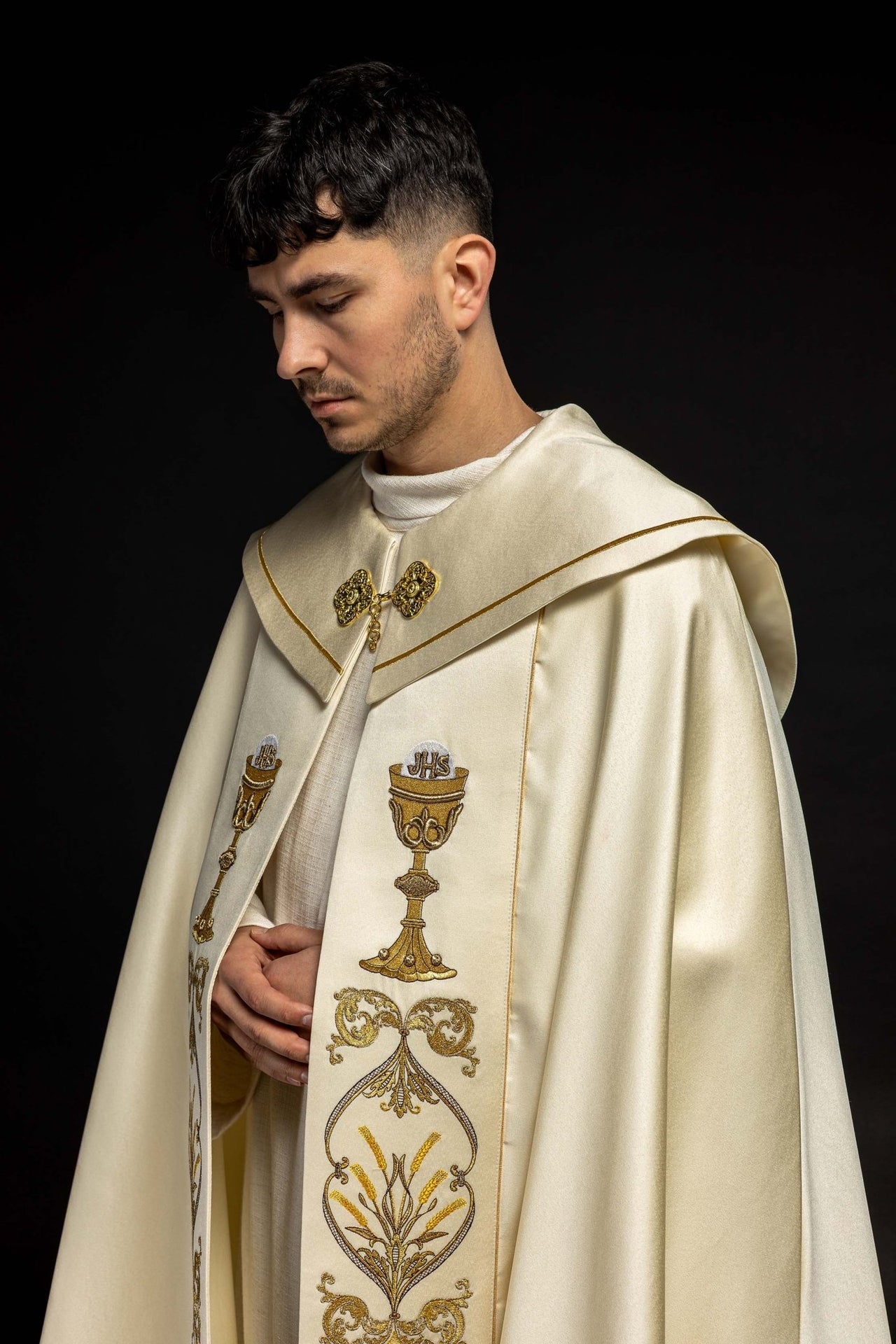 Kapa liturgiczna haftowany kielich i IHS ecru