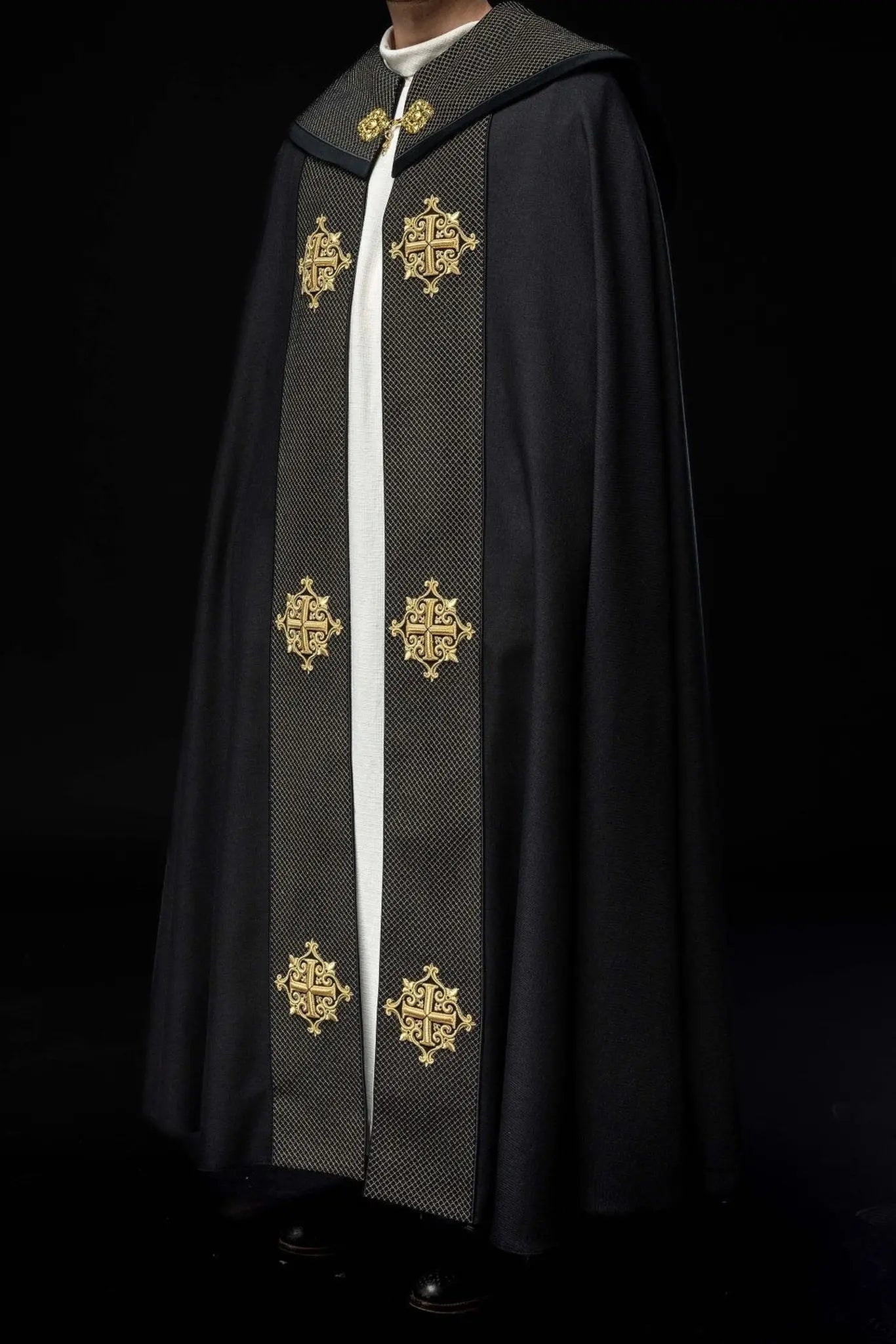 Capa litúrgica con cinturón de terciopelo negro y bordado de cruces