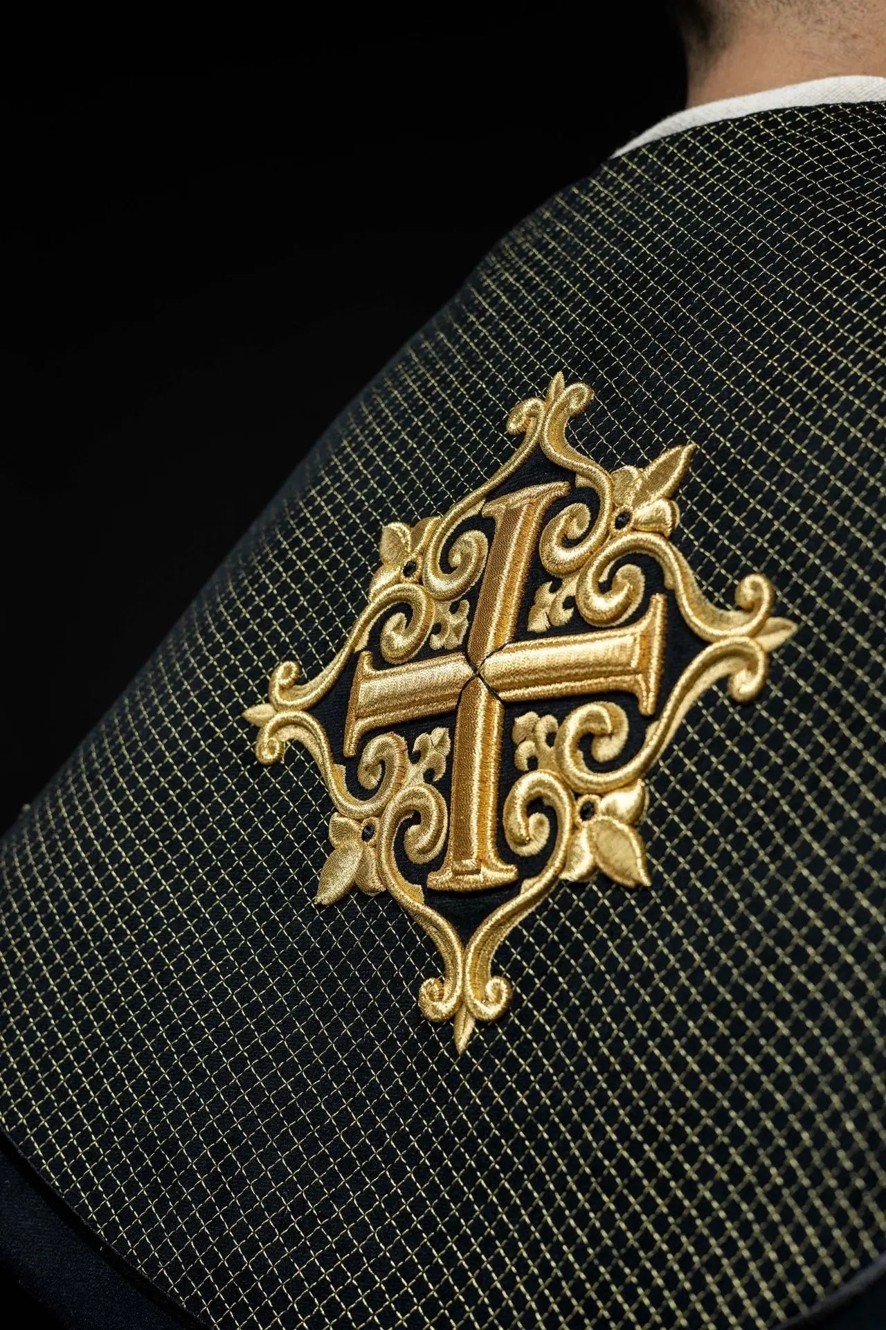 Capa litúrgica con cinturón de terciopelo negro y bordado de cruces
