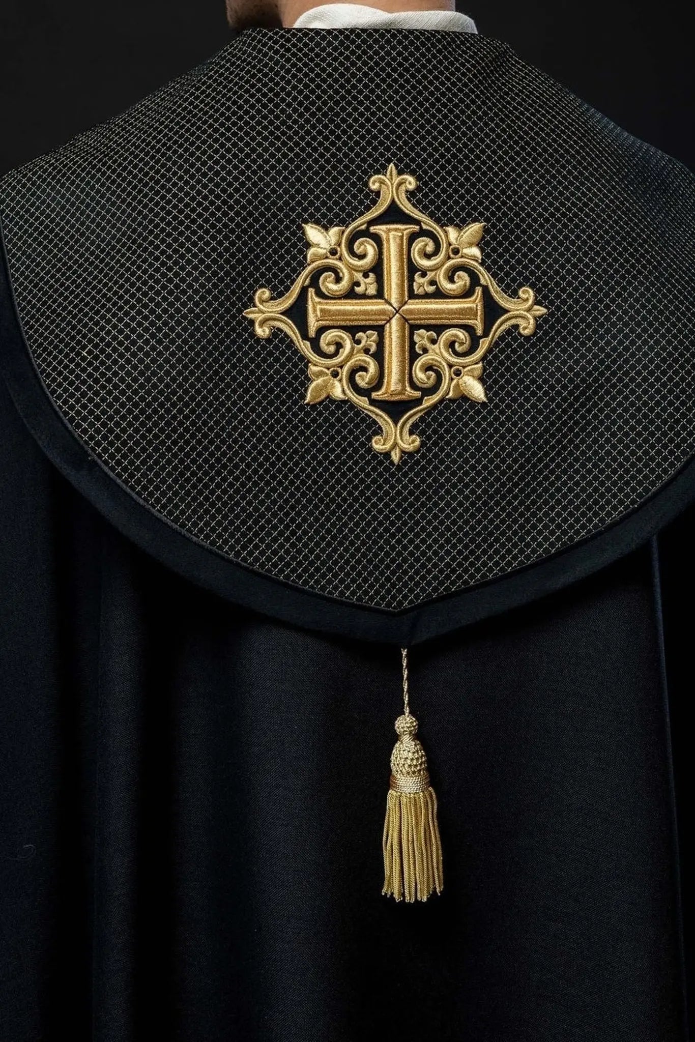 Capa litúrgica con cinturón de terciopelo negro y bordado de cruces