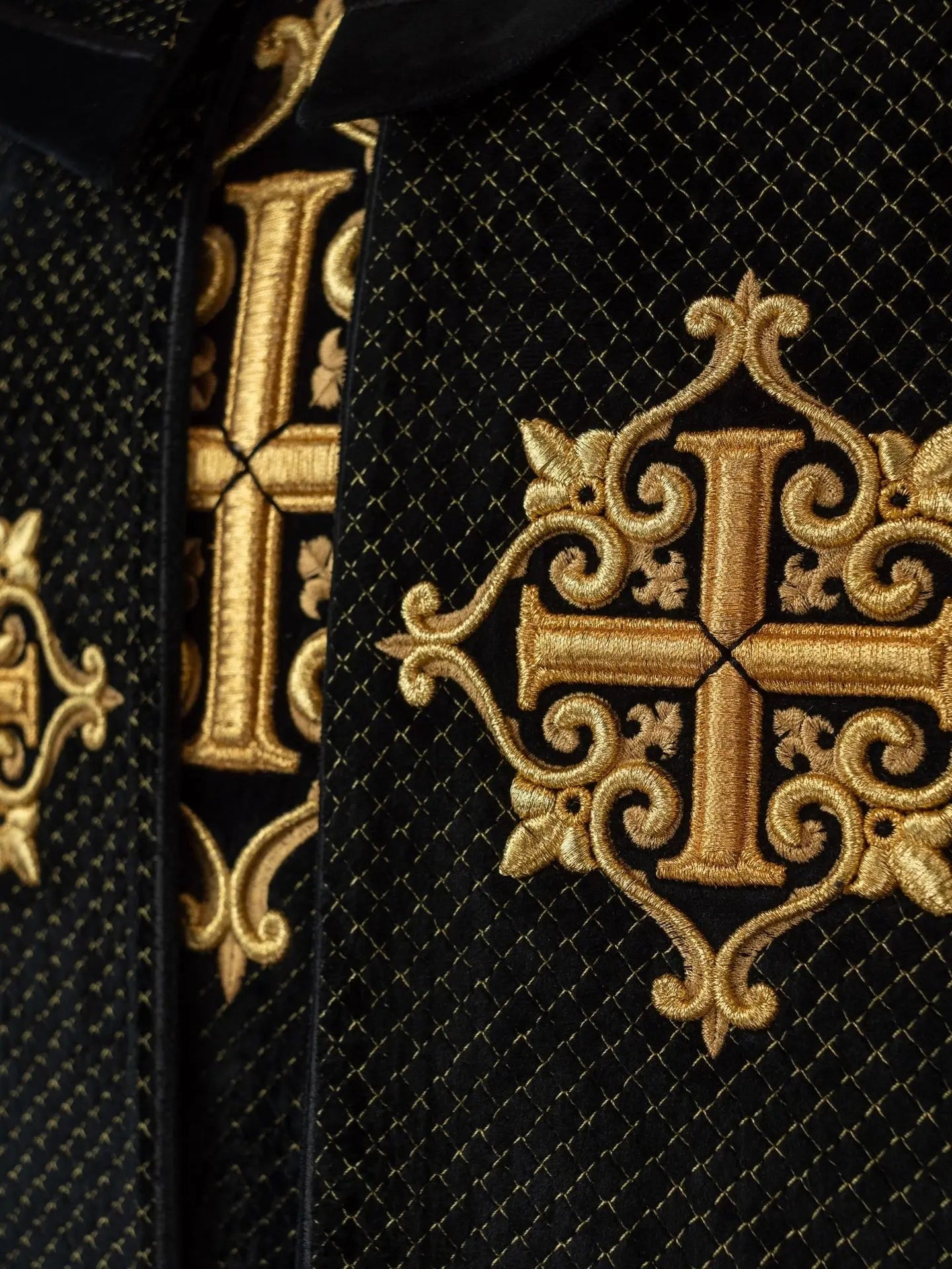 Capa litúrgica con cinturón de terciopelo negro y bordado de cruces