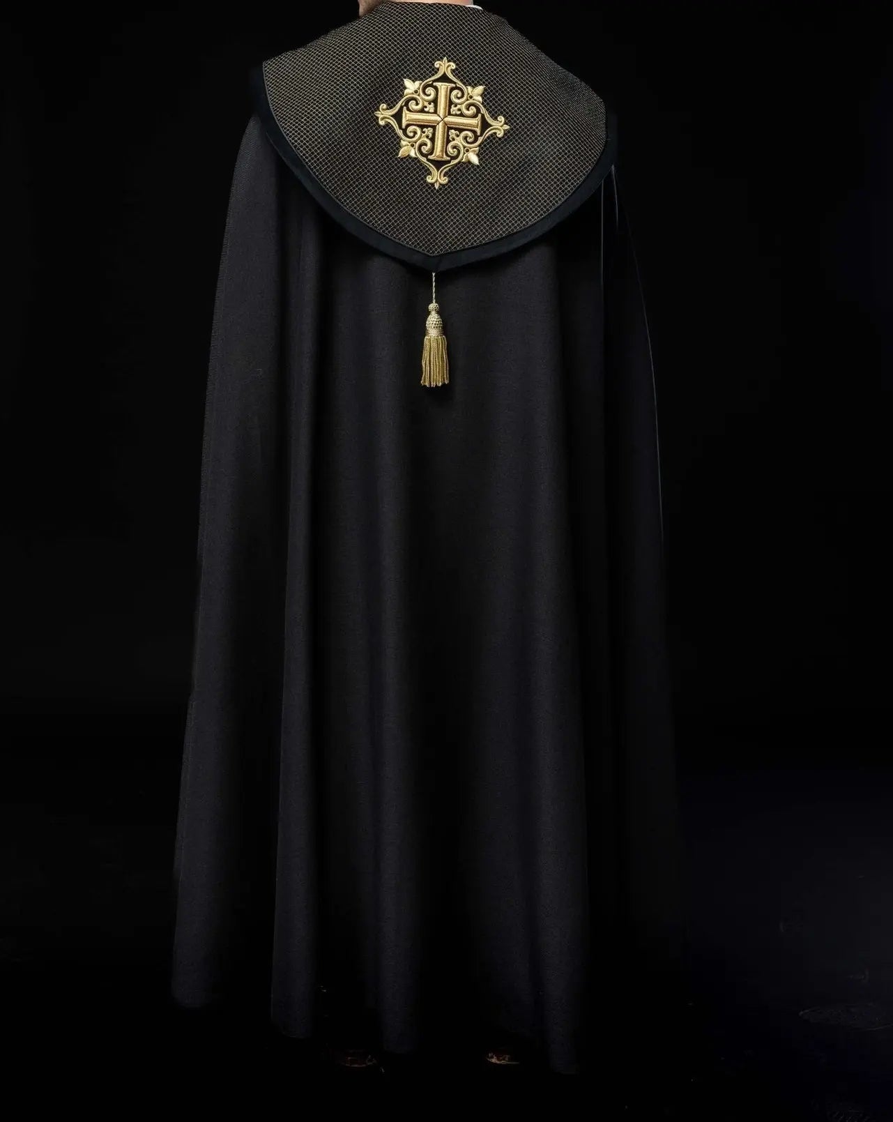 Capa litúrgica con cinturón de terciopelo negro y bordado de cruces