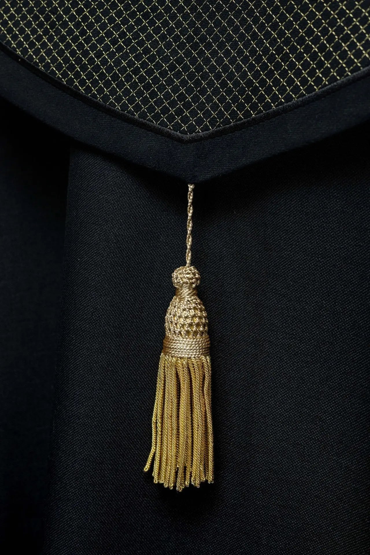 Capa litúrgica con cinturón de terciopelo negro y bordado de cruces