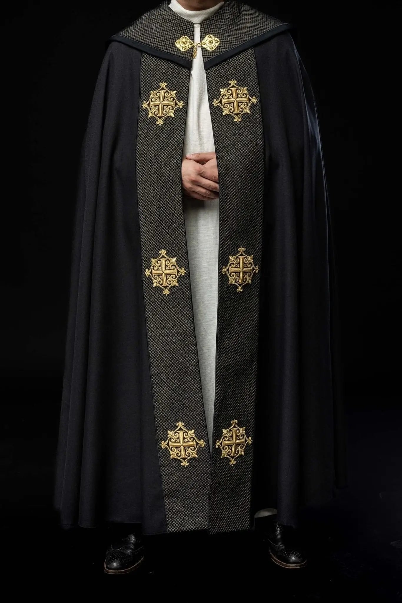 Capa litúrgica con cinturón de terciopelo negro y bordado de cruces