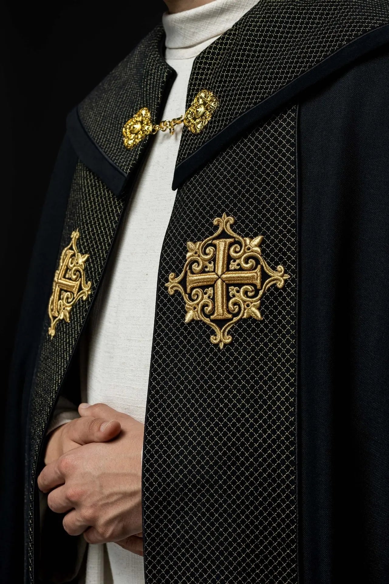 Capa litúrgica con cinturón de terciopelo negro y bordado de cruces