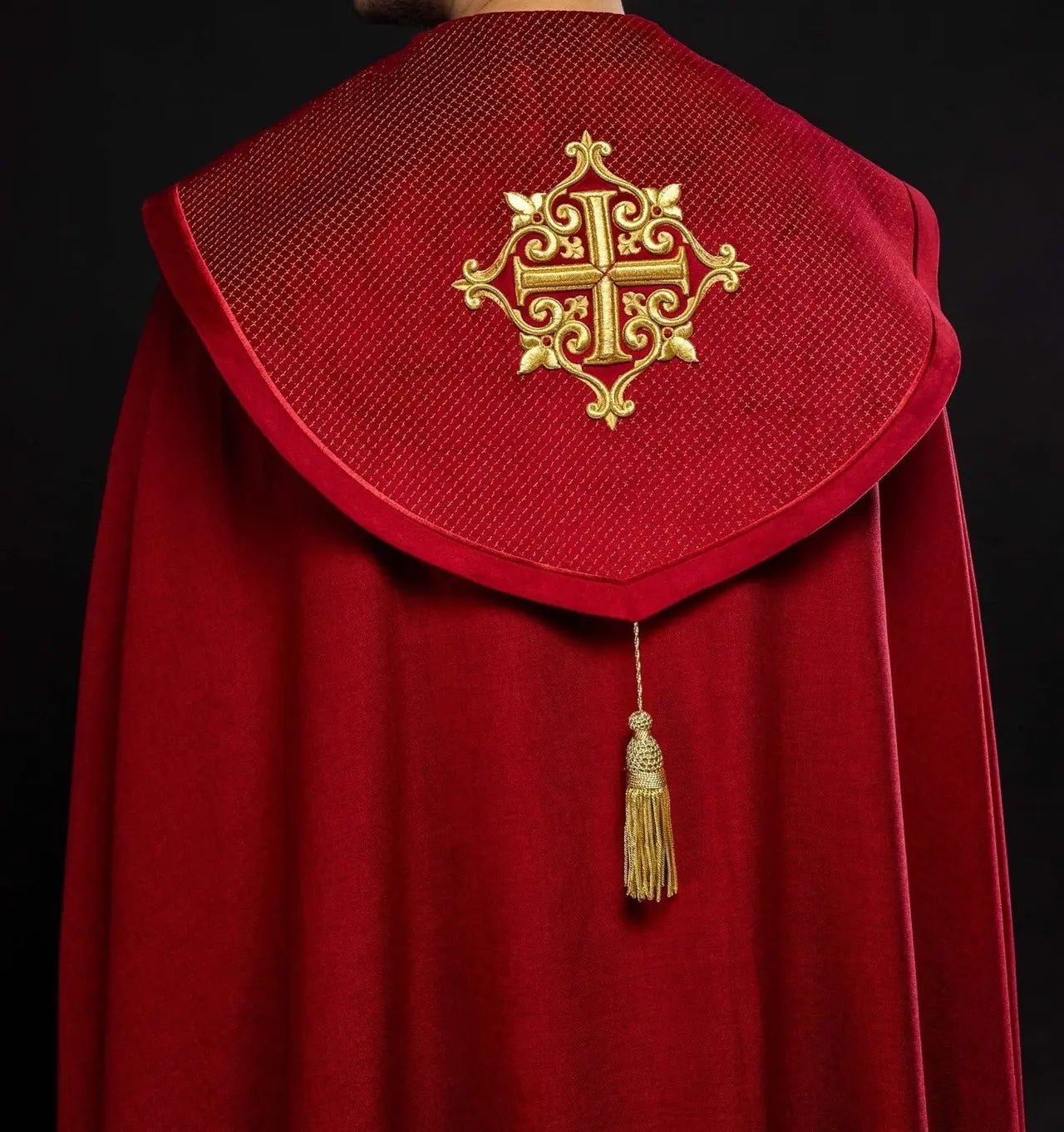 Capa litúrgica con cinturón de terciopelo rojo y bordado de cruces