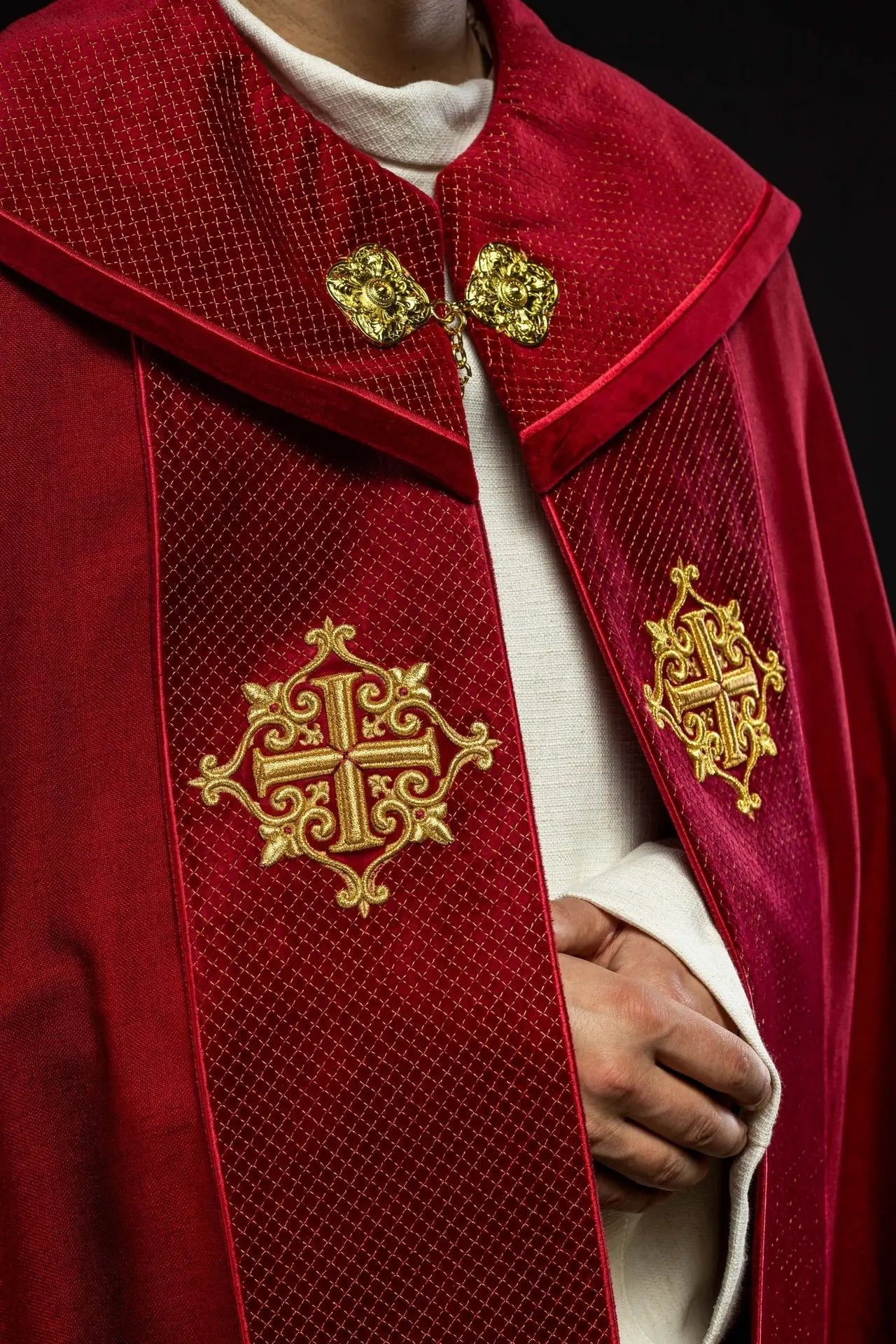 Capa litúrgica con cinturón de terciopelo rojo y bordado de cruces