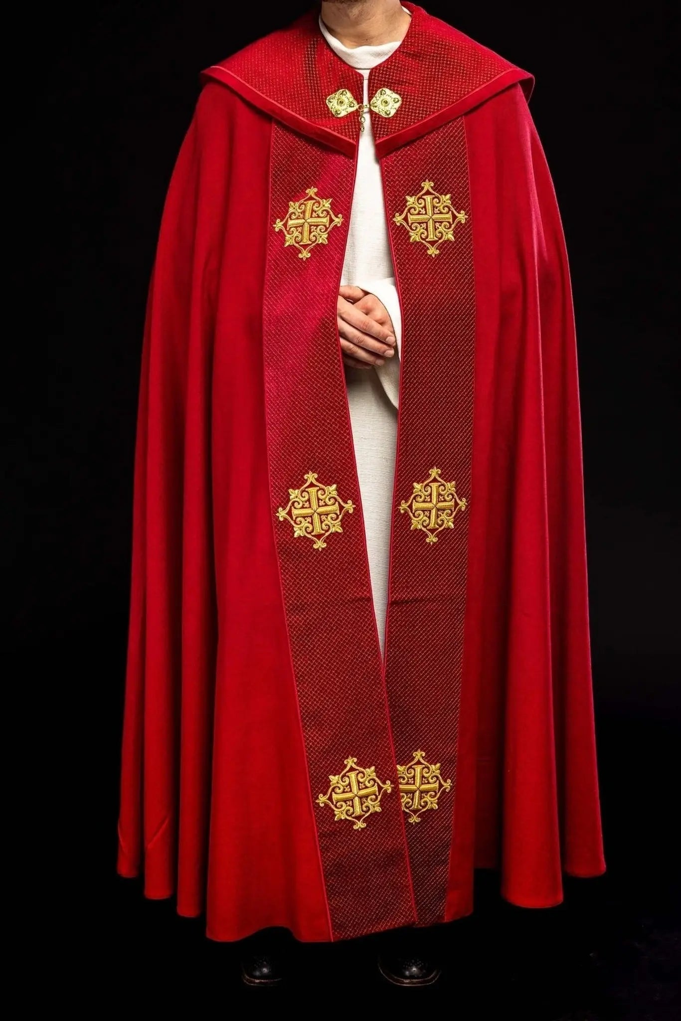 Capa litúrgica con cinturón de terciopelo rojo y bordado de cruces