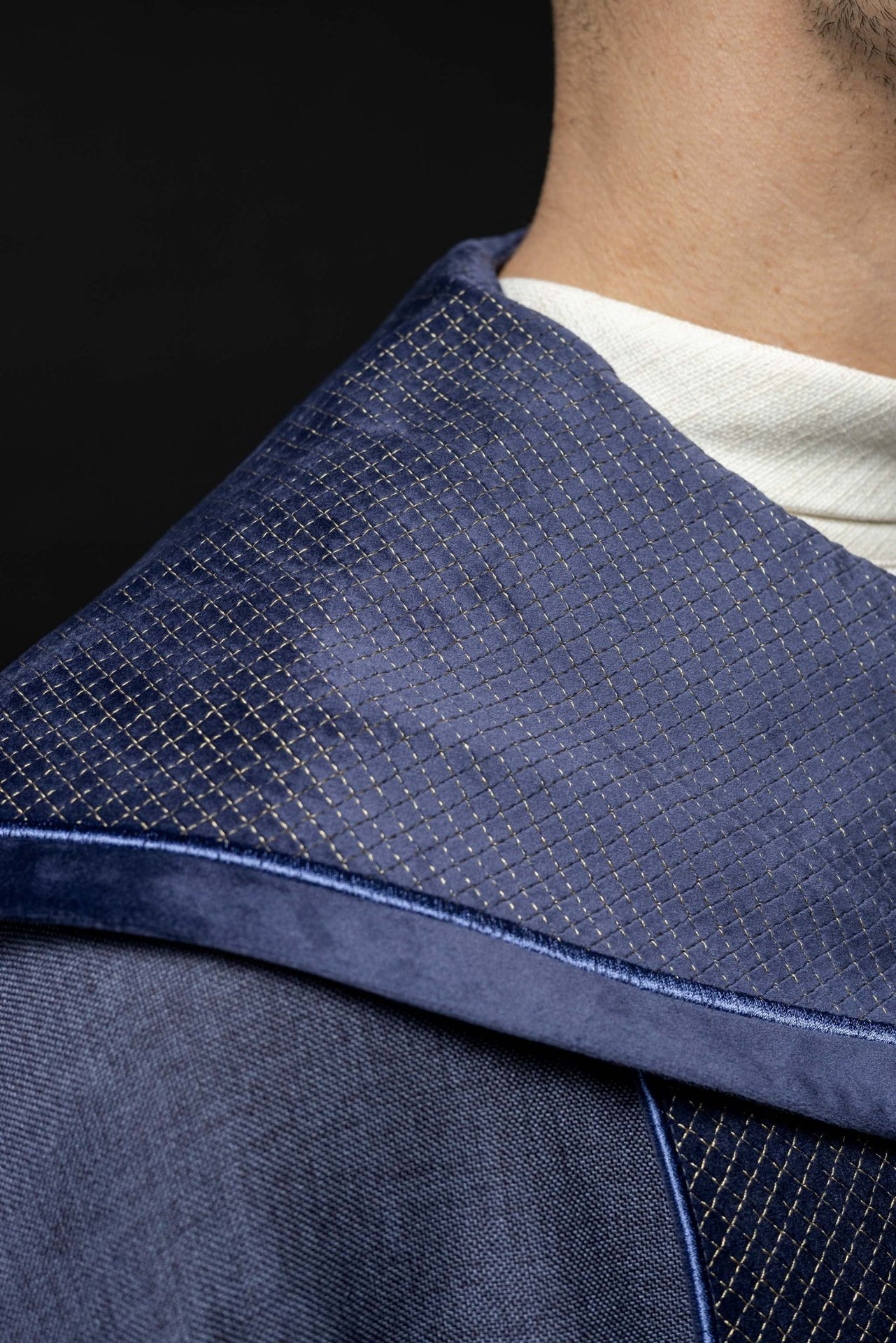 Kapa liturgiczna z aksamitnym fioletowym pasem i haftem krzyży