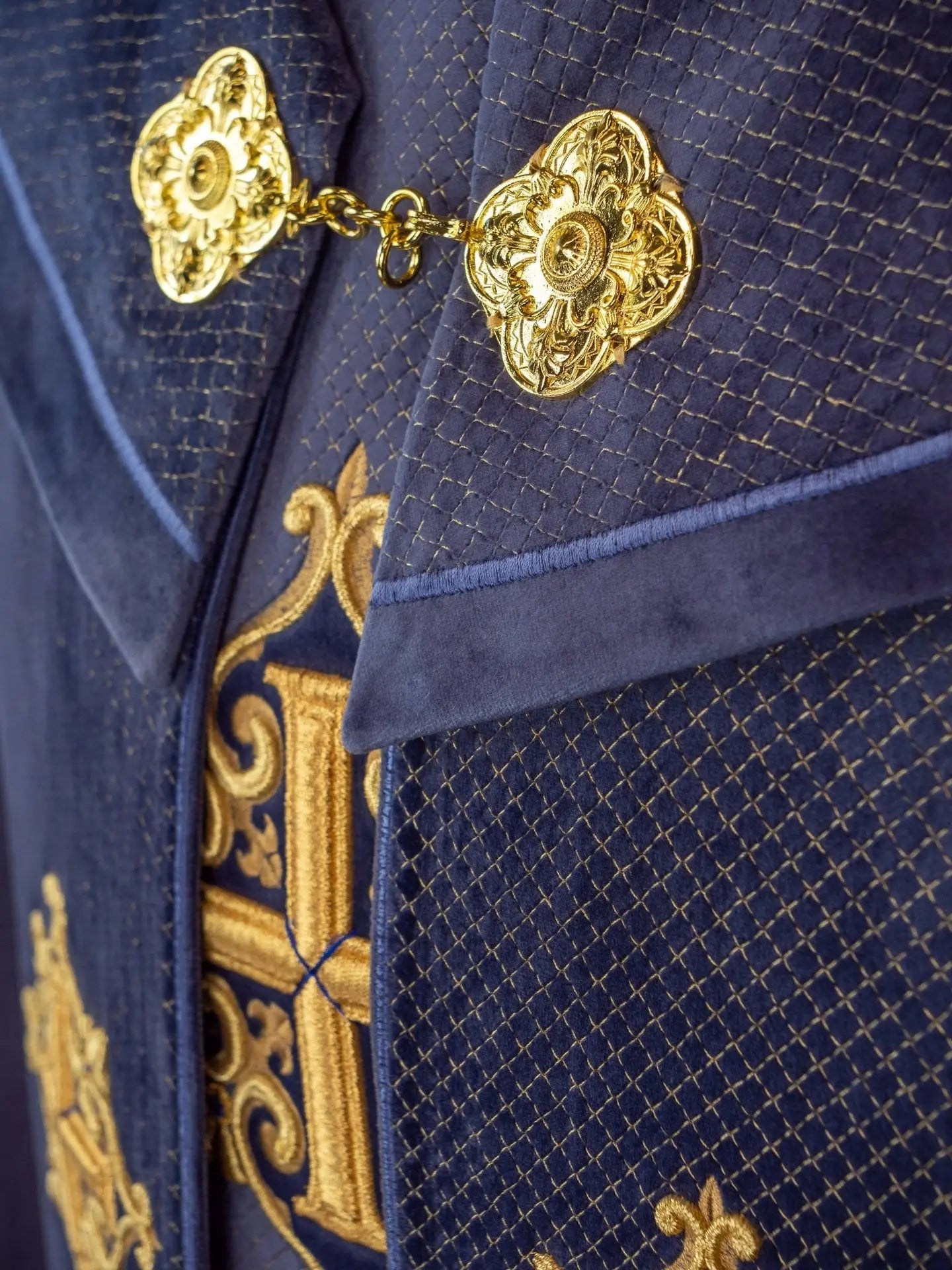 Capa litúrgica con cinturón de terciopelo púrpura y bordado de cruces